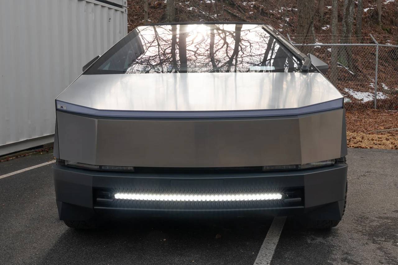 Tesla Roadster 2nd gen NEW Bumper Insert LED Lightbar - 40" Curved Light Bar / 48v (no converter!) / Retain Tow Hook Functionality - T Sportline 01_CYB_-_40__Lightbar_Install_-_Web-3_4000x.progressiv
