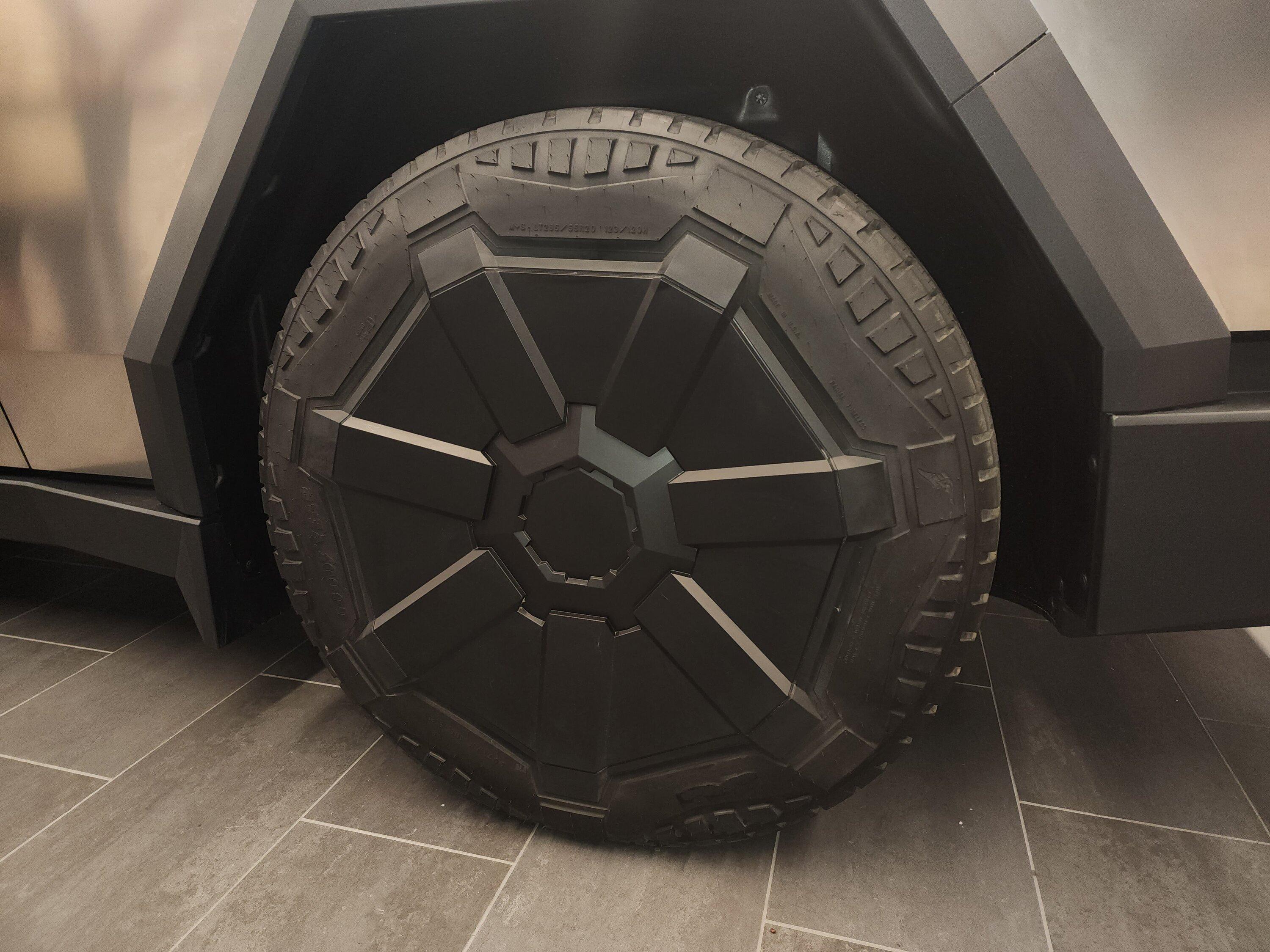 Tesla Cybertruck CT & Bot visit Tampa 1000015451