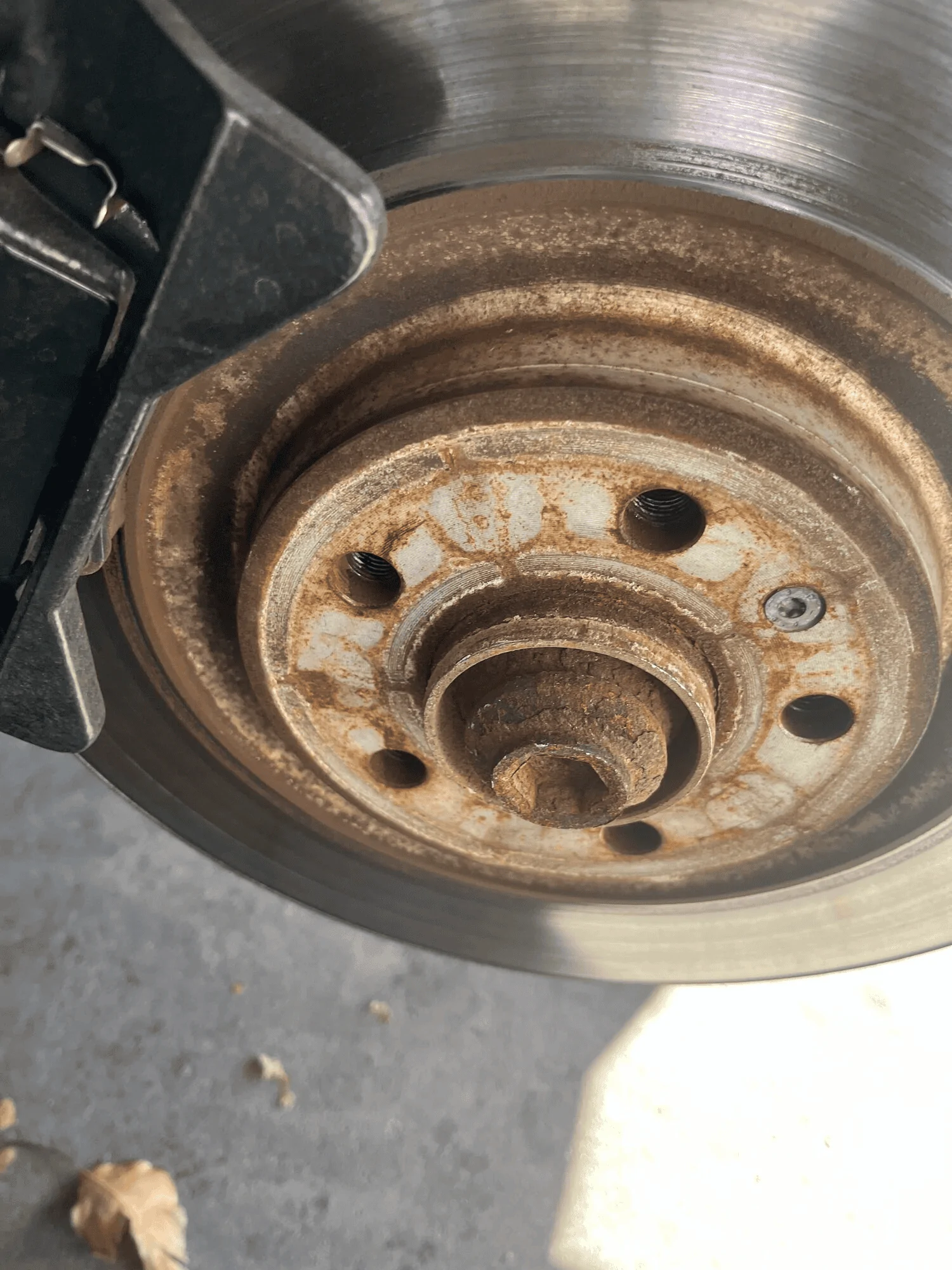Tesla Roadster 2nd gen Rust spots on the wheel hubs 1708480498744