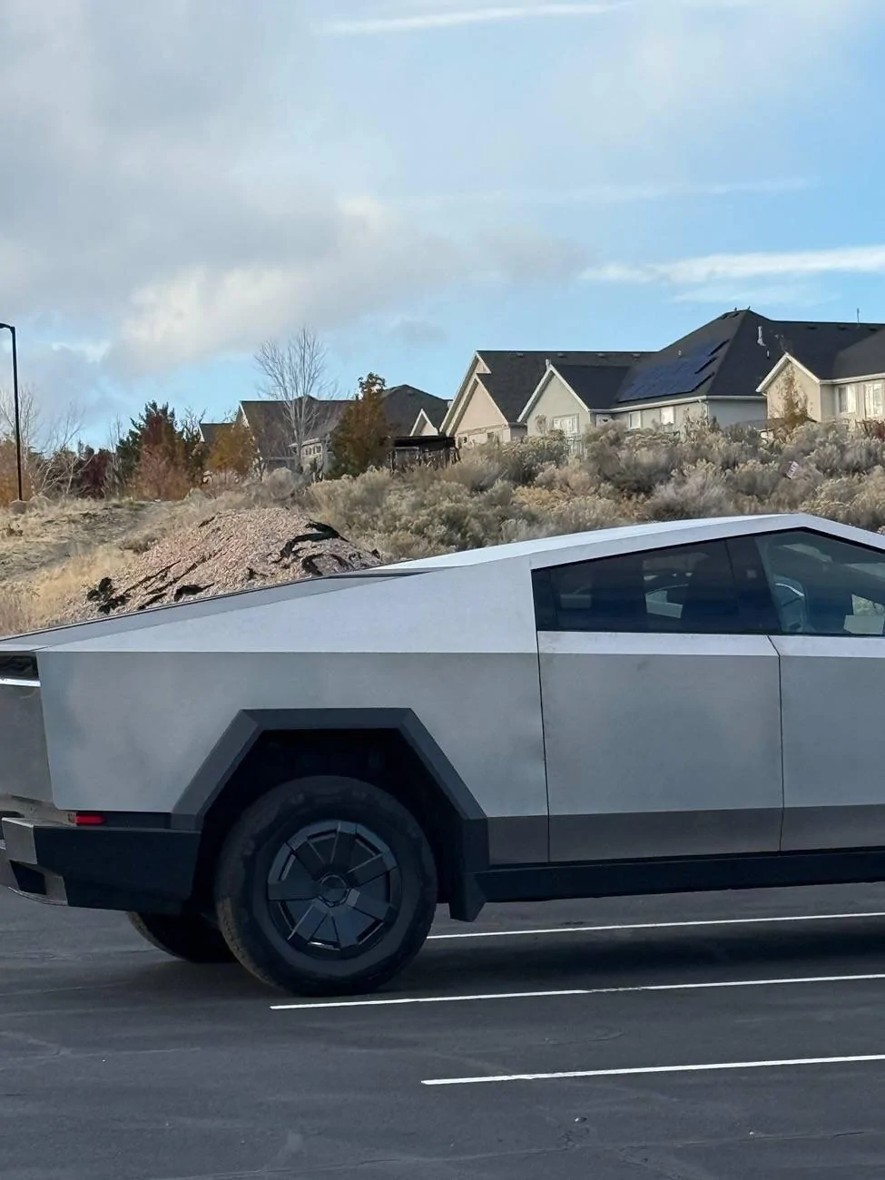 Tesla Roadster 2nd gen Bends in the body 1731989221088-q7