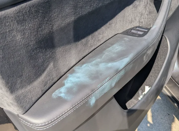 Tesla Cybertruck Do your door armrests get dirty a lot? I mean the part where you usually rest your arm 1754899413772-1s