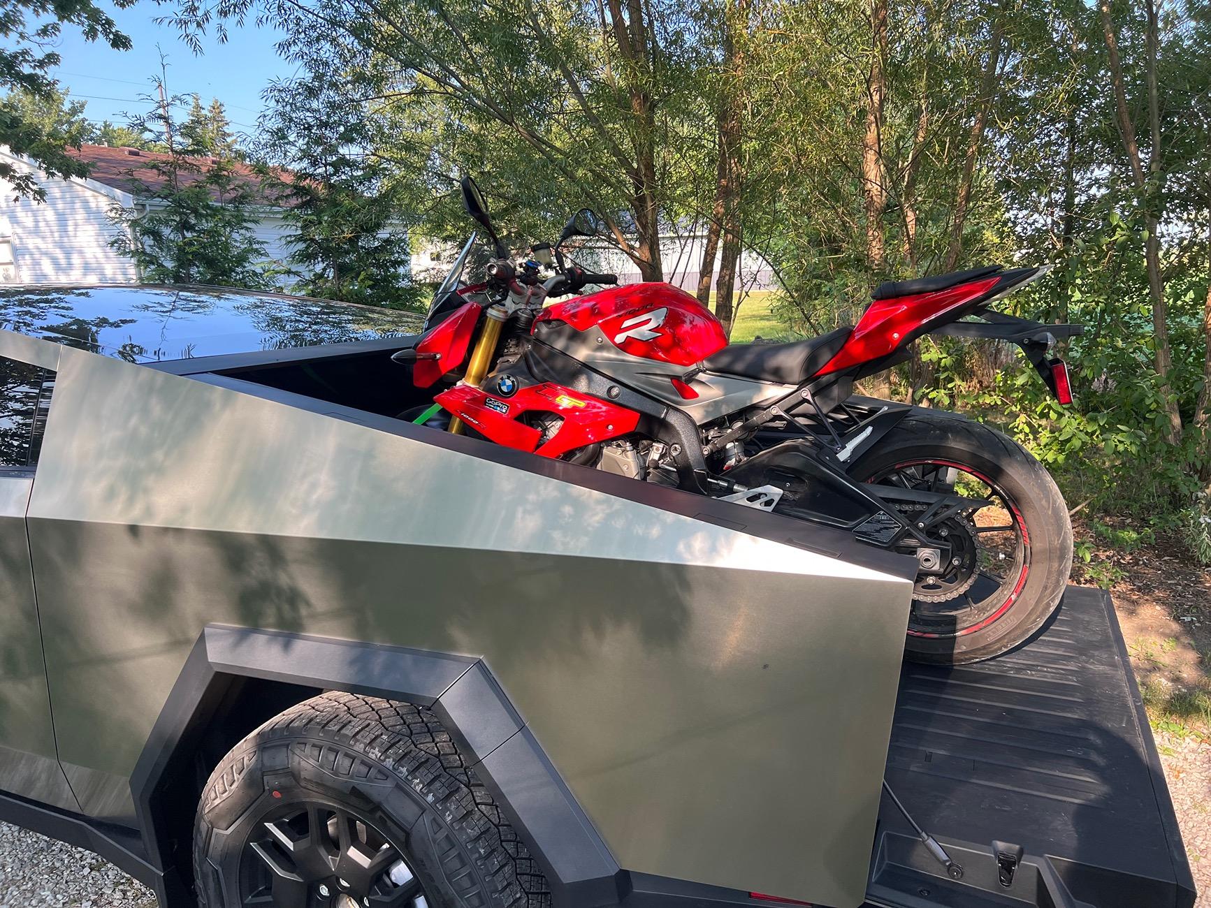 Tesla Roadster 2nd gen How to lower (squat) the rear suspension for loading? 1931591A-5C31-402A-9886-E574A29E3ED2