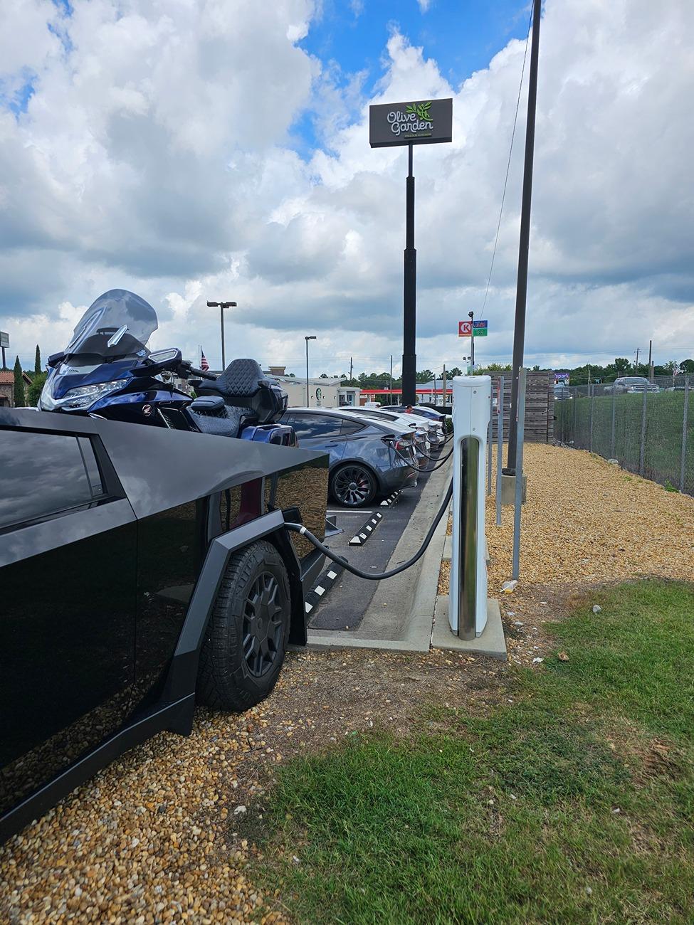 Tesla Cybertruck What Are You Hauling in your Cybertruck? 🦾 👷‍♂️ 20240721_131752