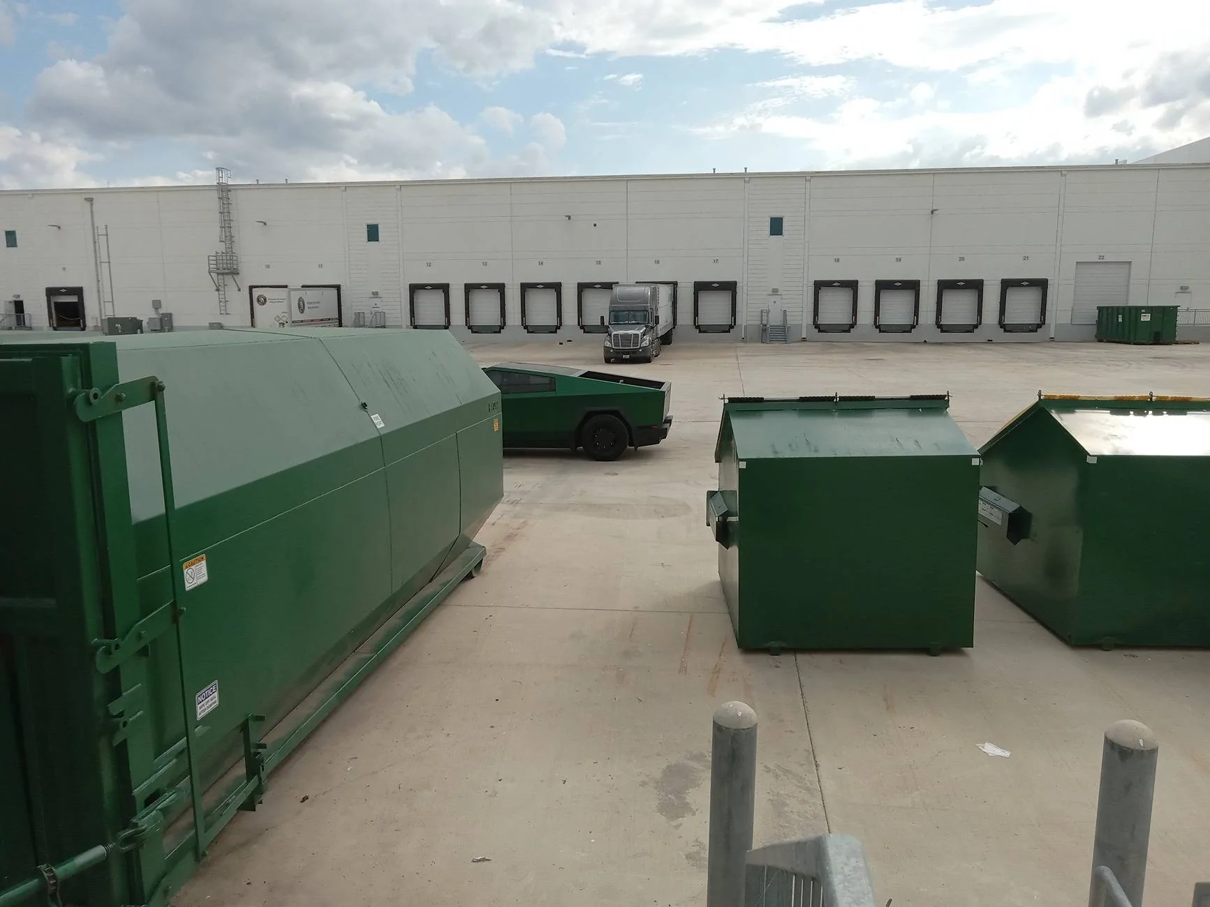 Tesla Cybertruck GREEN Vinyl Wrap & PPF Cybertruck -- Photos & Videos 20240923_162553