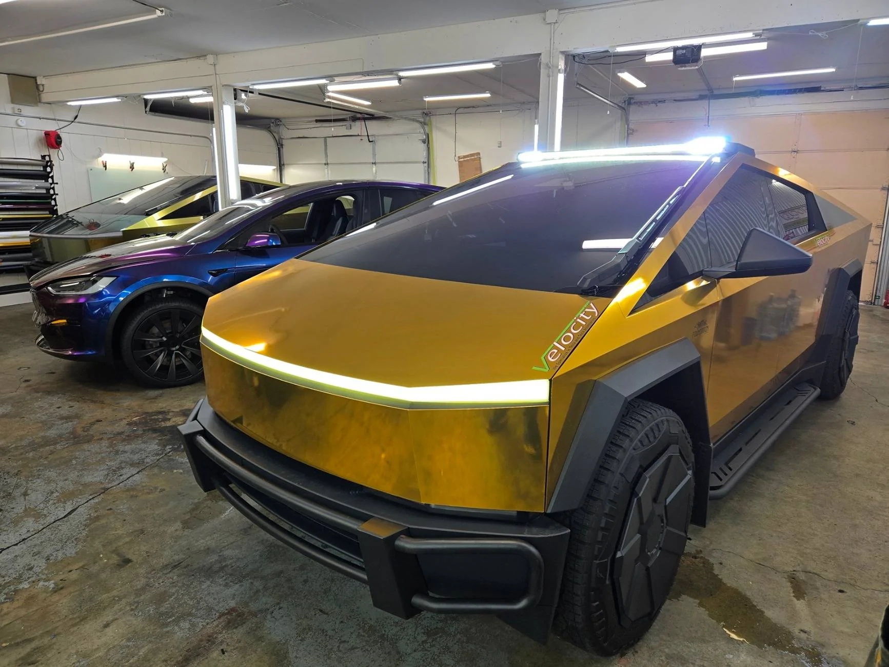 Tesla Cybertruck GOLD Vinyl Wrap & PPF Cybertruck -- Photos & Videos 20241105_142044