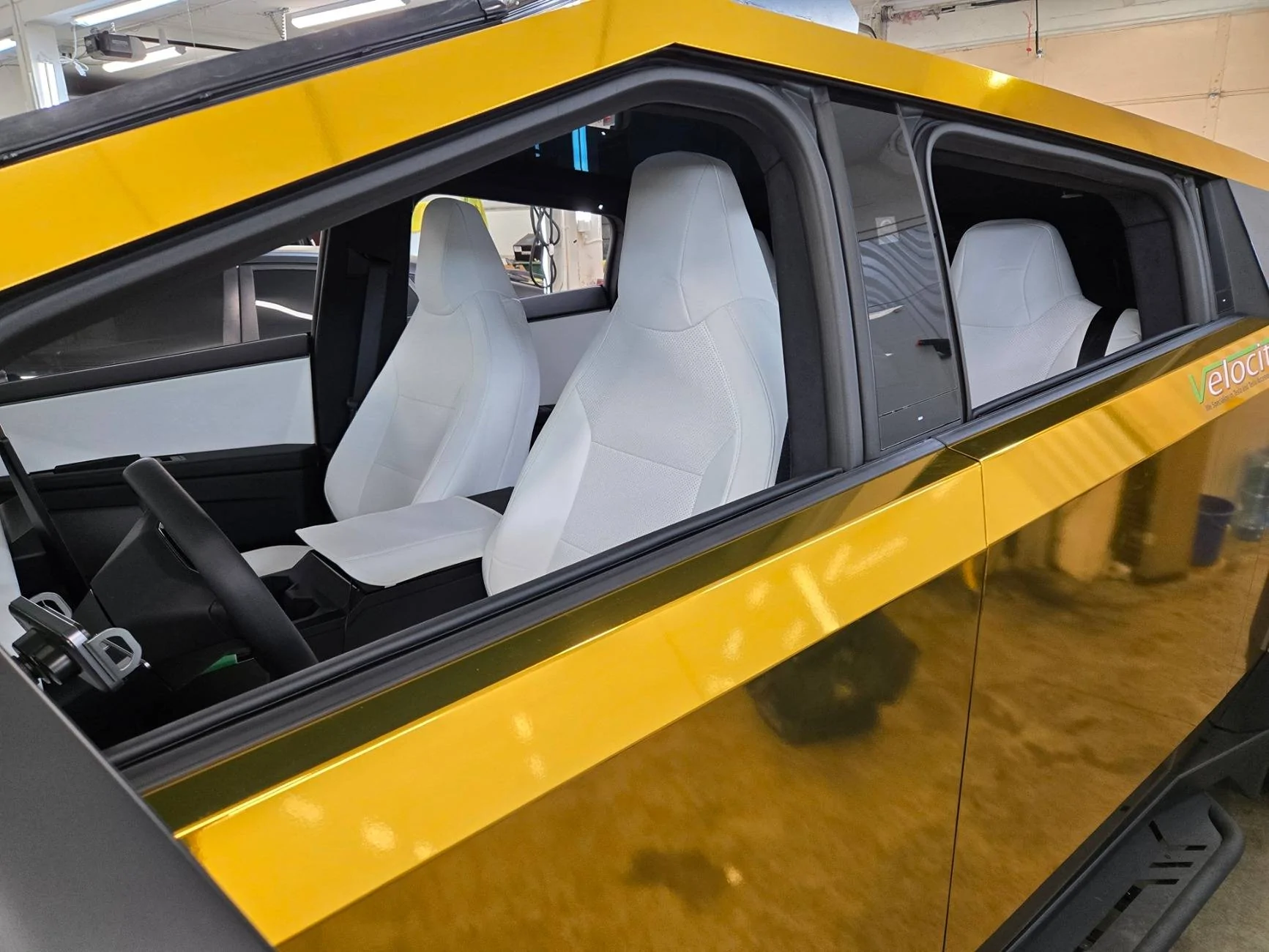 Tesla Cybertruck GOLD Vinyl Wrap & PPF Cybertruck -- Photos & Videos 20241120_171540