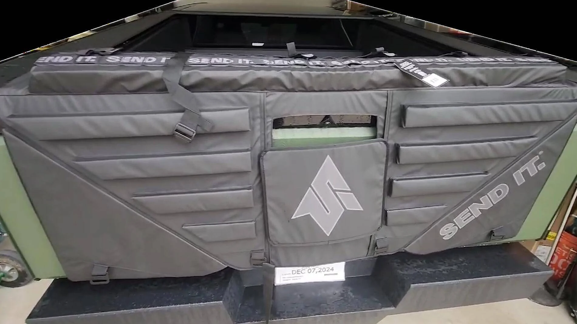 Tesla Roadster 2nd gen Anyone using a non Tesla tailgate cover with their Cybertruck? 20241122_102003.00_09_19_07.Still002