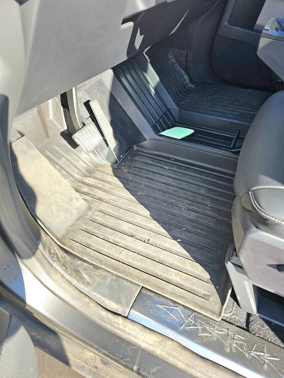 Tesla Cybertruck Finally... 3W Floor Mats for My Cybertruck 20241128_091411