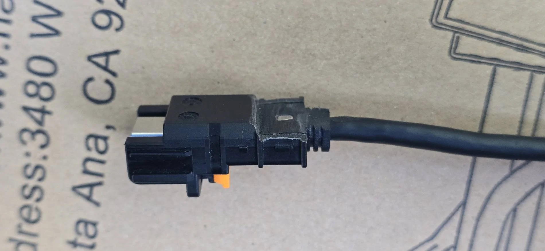 Tesla Roadster 2nd gen Failed screen tilt install - USB-C interference 20250413_162716