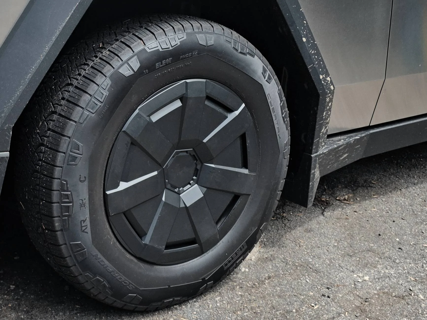 Tesla Roadster 2nd gen New style round wheel covers-- where do rear tabs align? 20250517_151534