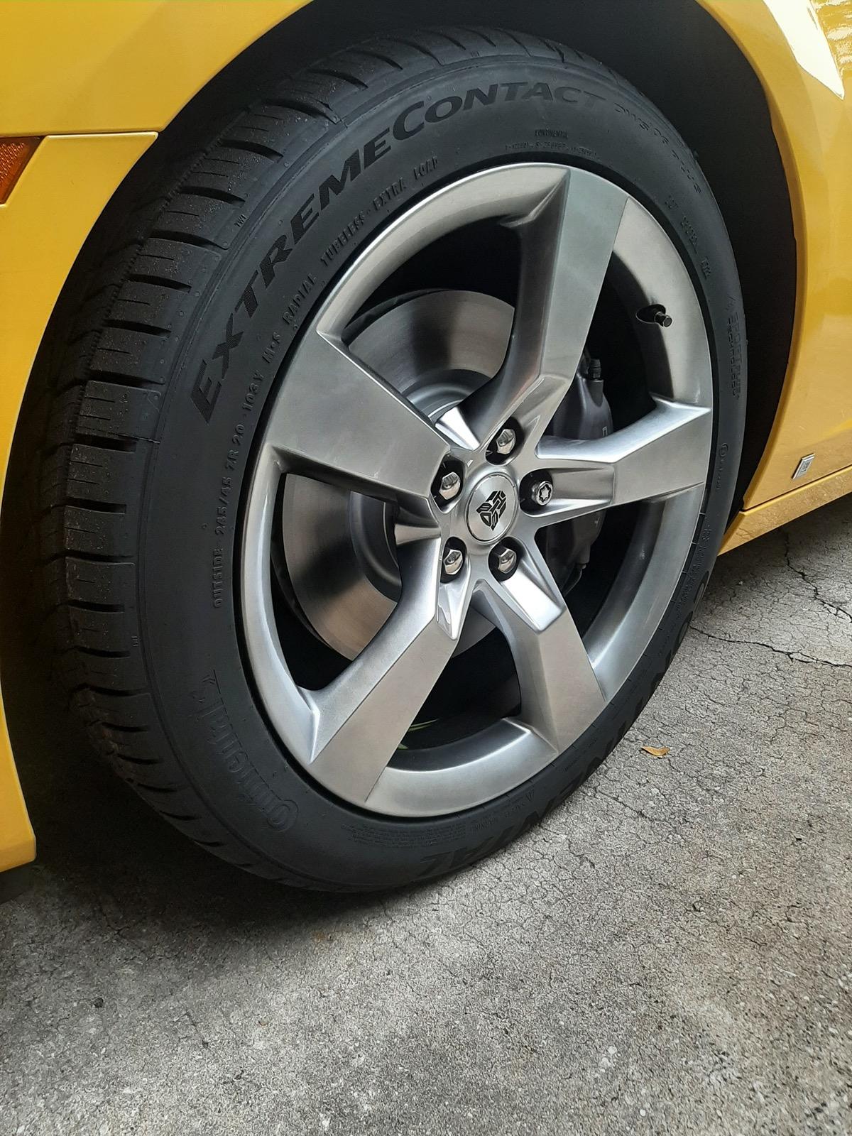 Tesla Roadster 2nd gen Rust in center of wheel hub? 26553