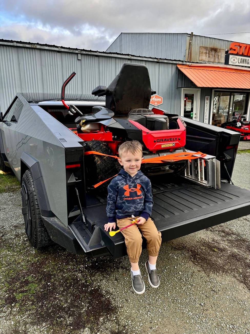 Tesla Roadster 2nd gen Solar Panel Wrapped Cybertruck debuts at CES 27c3d237-9bfd-4e09-a2df-8a3785514cdb
