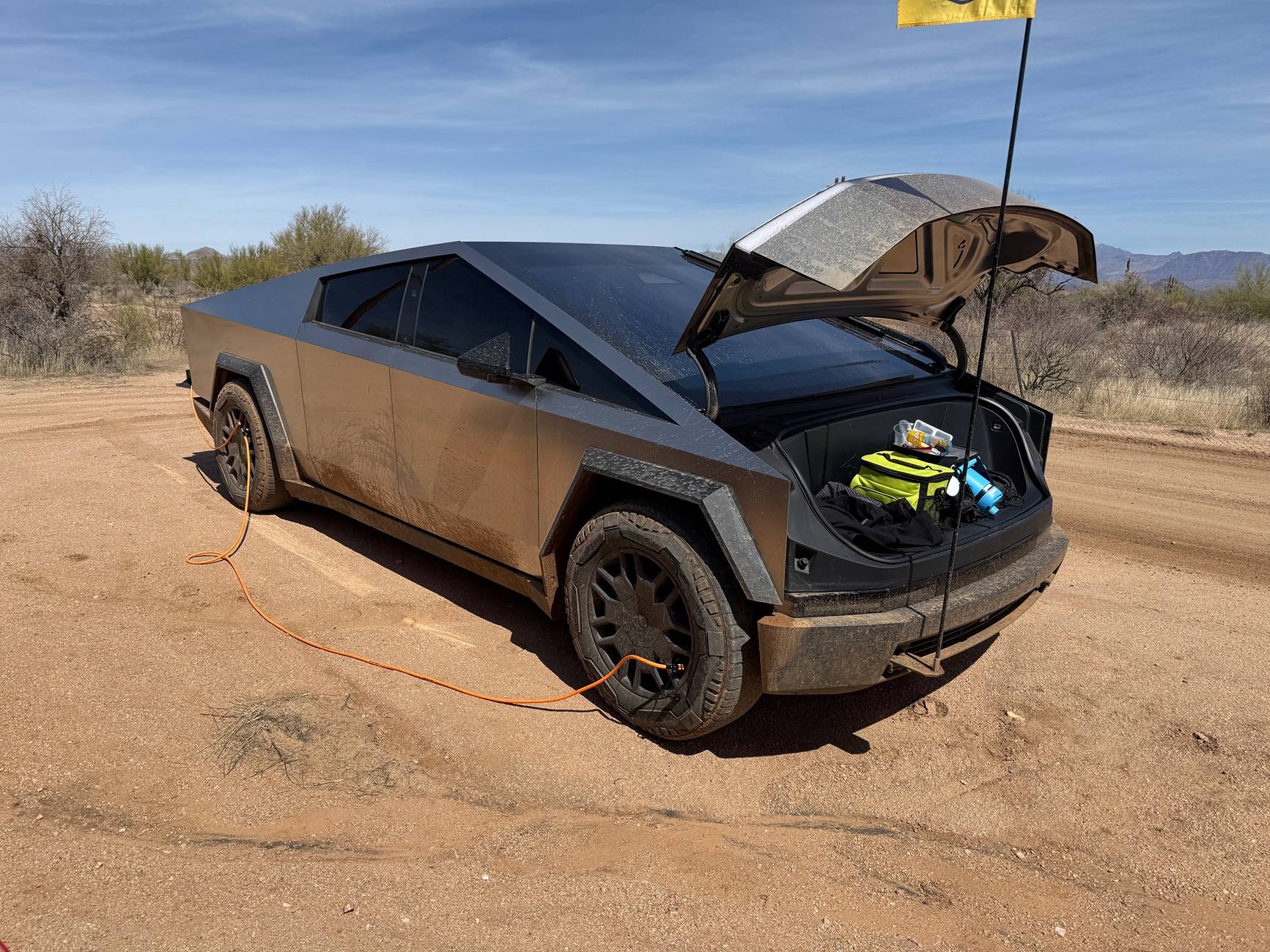 Tesla Cybertruck Air compressor setup BB720B65-2FE7-4546-8798-2C8E7495FAA82025-03-16_13-09-23_025