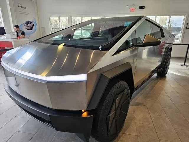 Tesla Cybertruck Ohio cincinnati-ohio-showroom-v0-9aq6mc1xmv7c1
