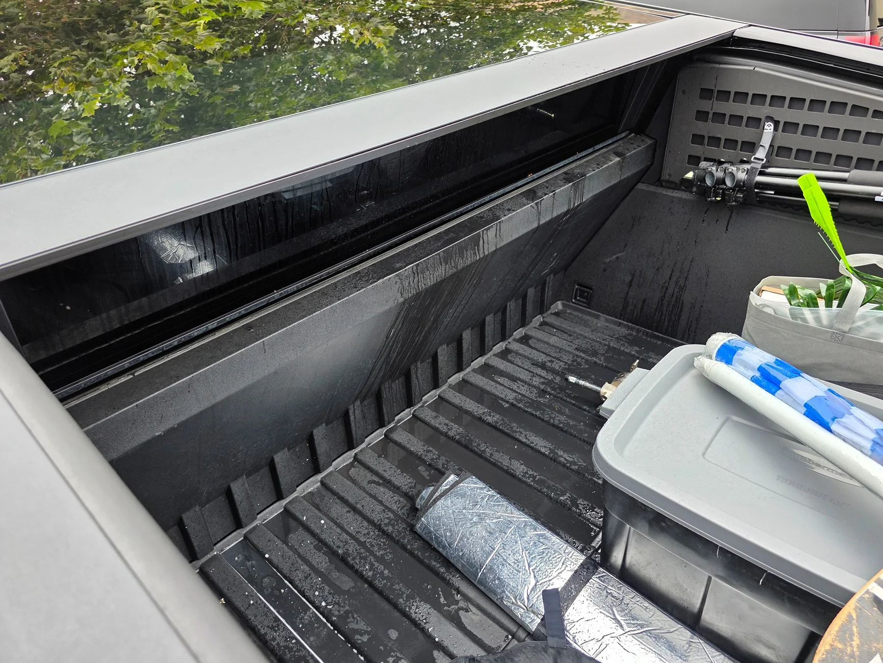 Tesla Roadster 2nd gen Leaking in the bed ….. cyberleak-pre-slat