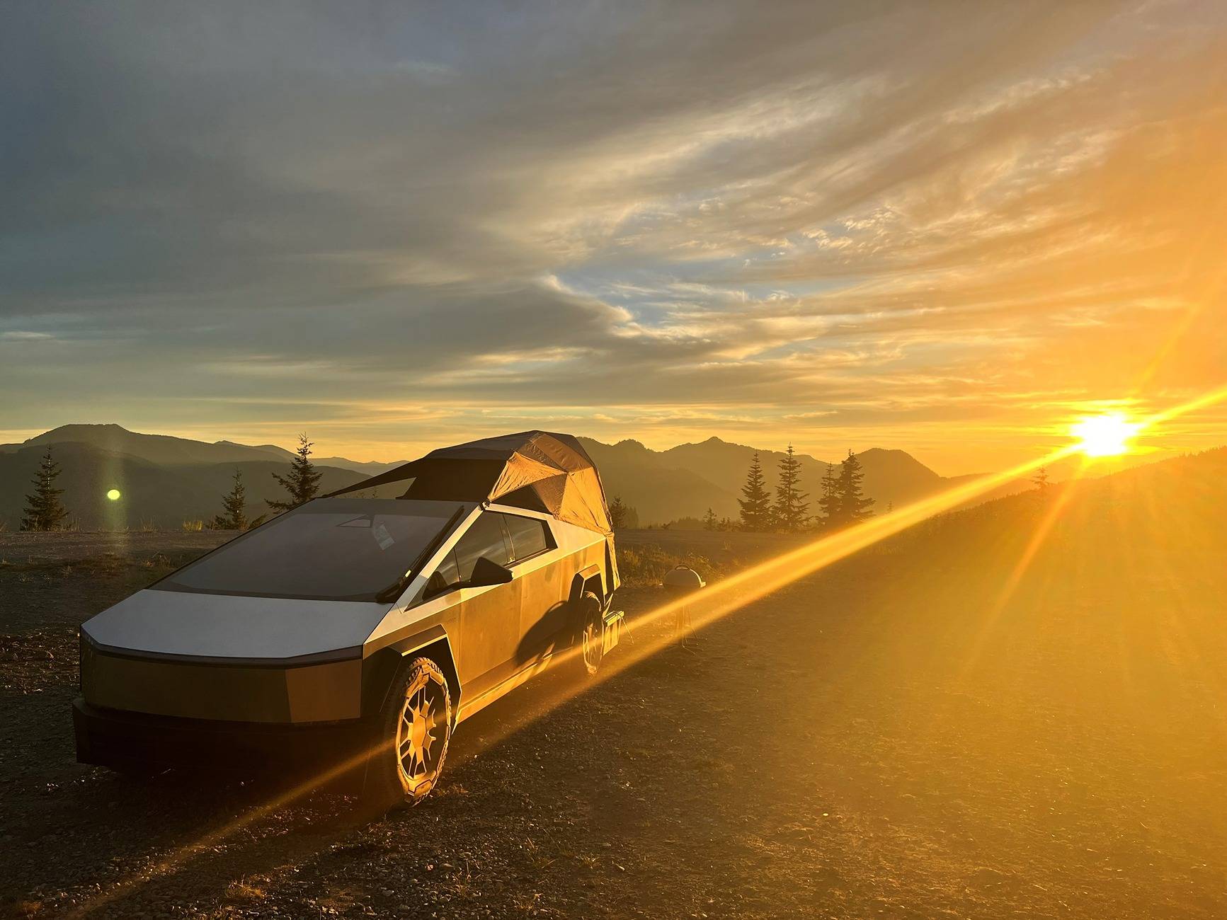 Tesla Cybertruck 🌅 Show Us Your Sunset Moments – Let’s Chase the Sun Together! 🌞 Cybertruck Camping 2