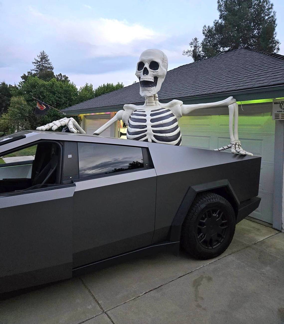 Tesla Cybertruck 🎃 Halloween Cybertrucks! 👻 cybertruck halloween skeleton in bed