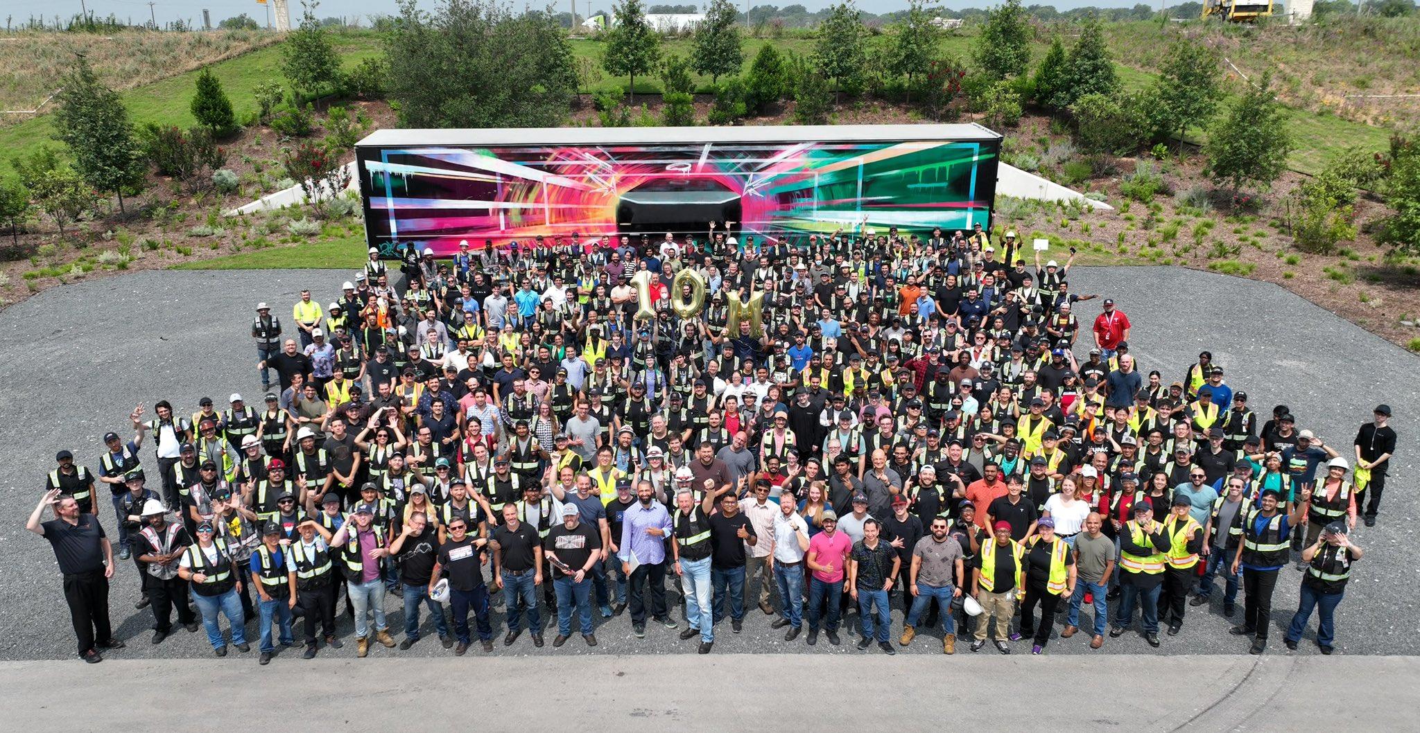 Tesla Roadster 2nd gen 10 millionth 4680 cell produced at GigaTexas FyxbaF9WcAEd5El (3)