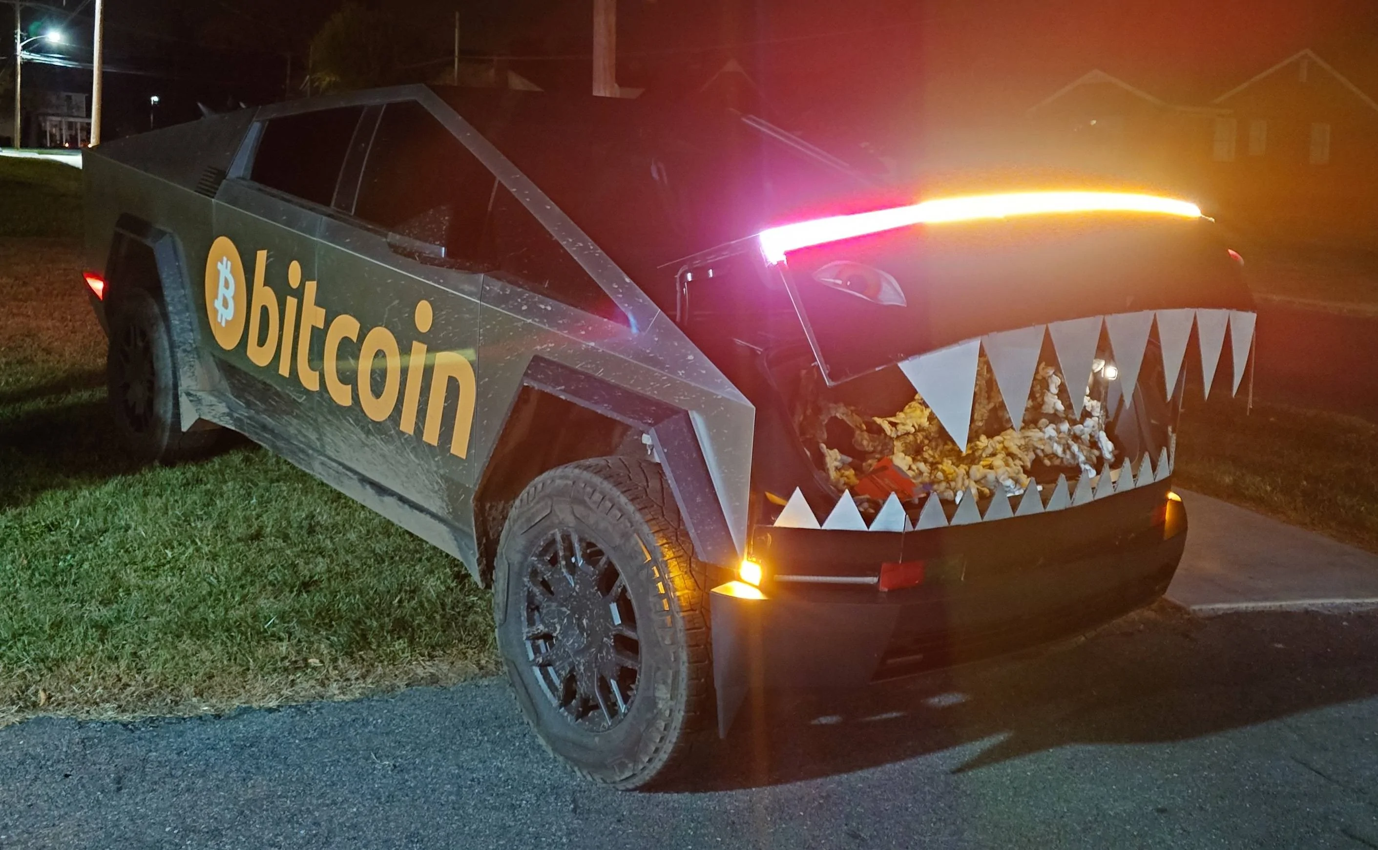 Tesla Cybertruck Trunk-or-Treating Cybertruck Style: Halloween Fun for All! GbRK2ULXsAAzpRb?format=jpg&name=4096x4096