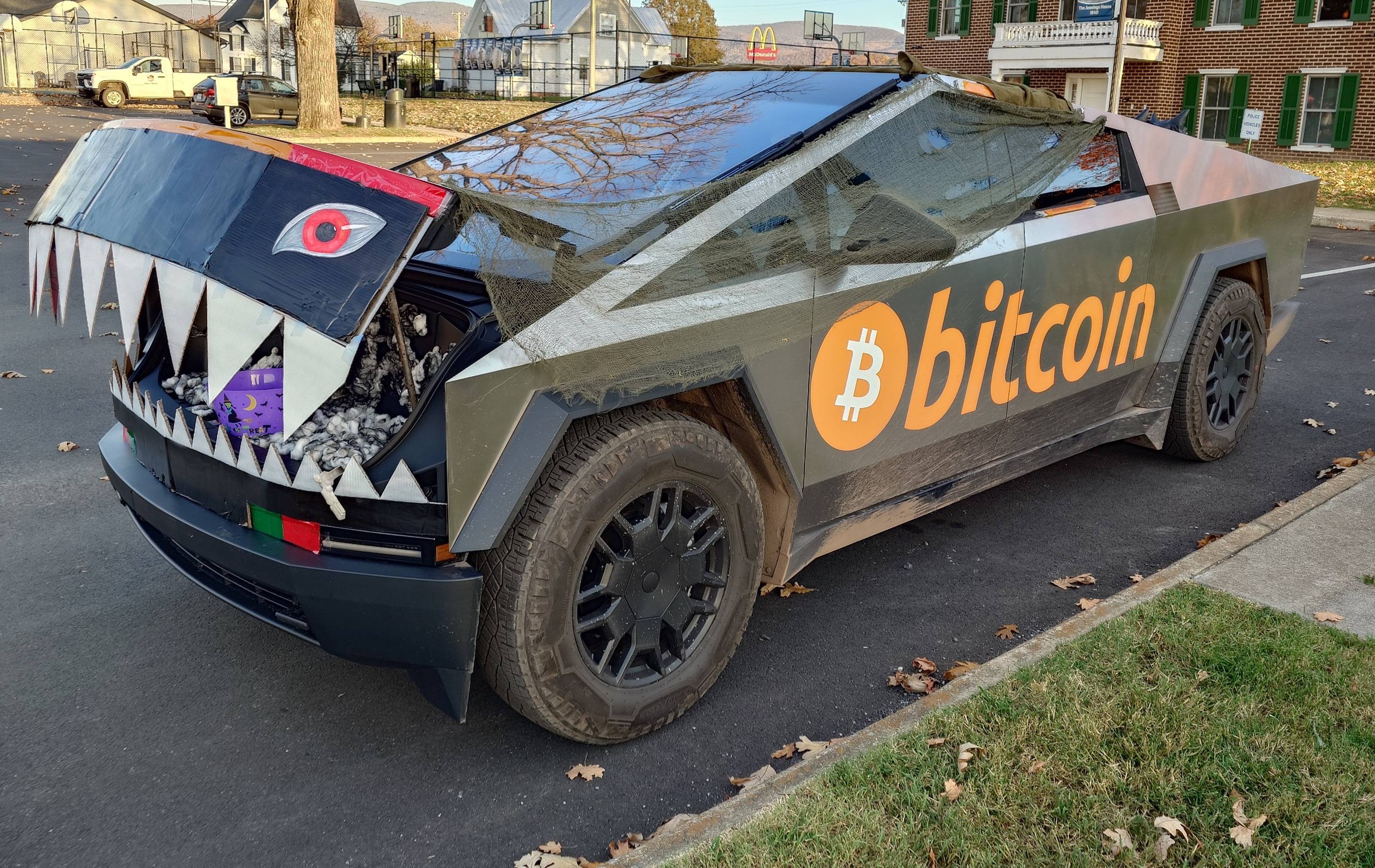 Tesla Cybertruck Trunk-or-Treating Cybertruck Style: Halloween Fun for All! GbRKyk0WcAAcNPm?format=jpg&name=4096x4096