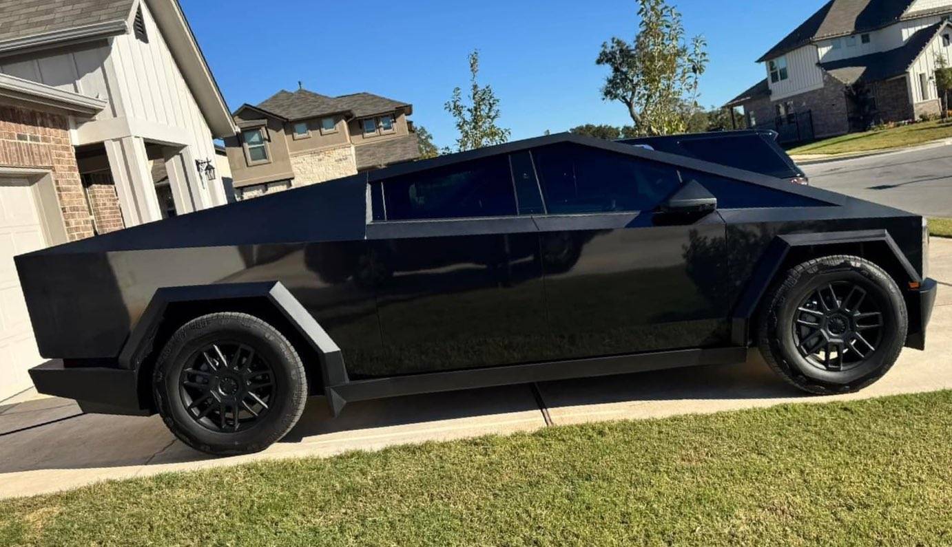 Tesla Cybertruck BLACK Vinyl Wrap & PPF Cybertruck -- Photos & Videos Gc3zC4jWsAExt8F