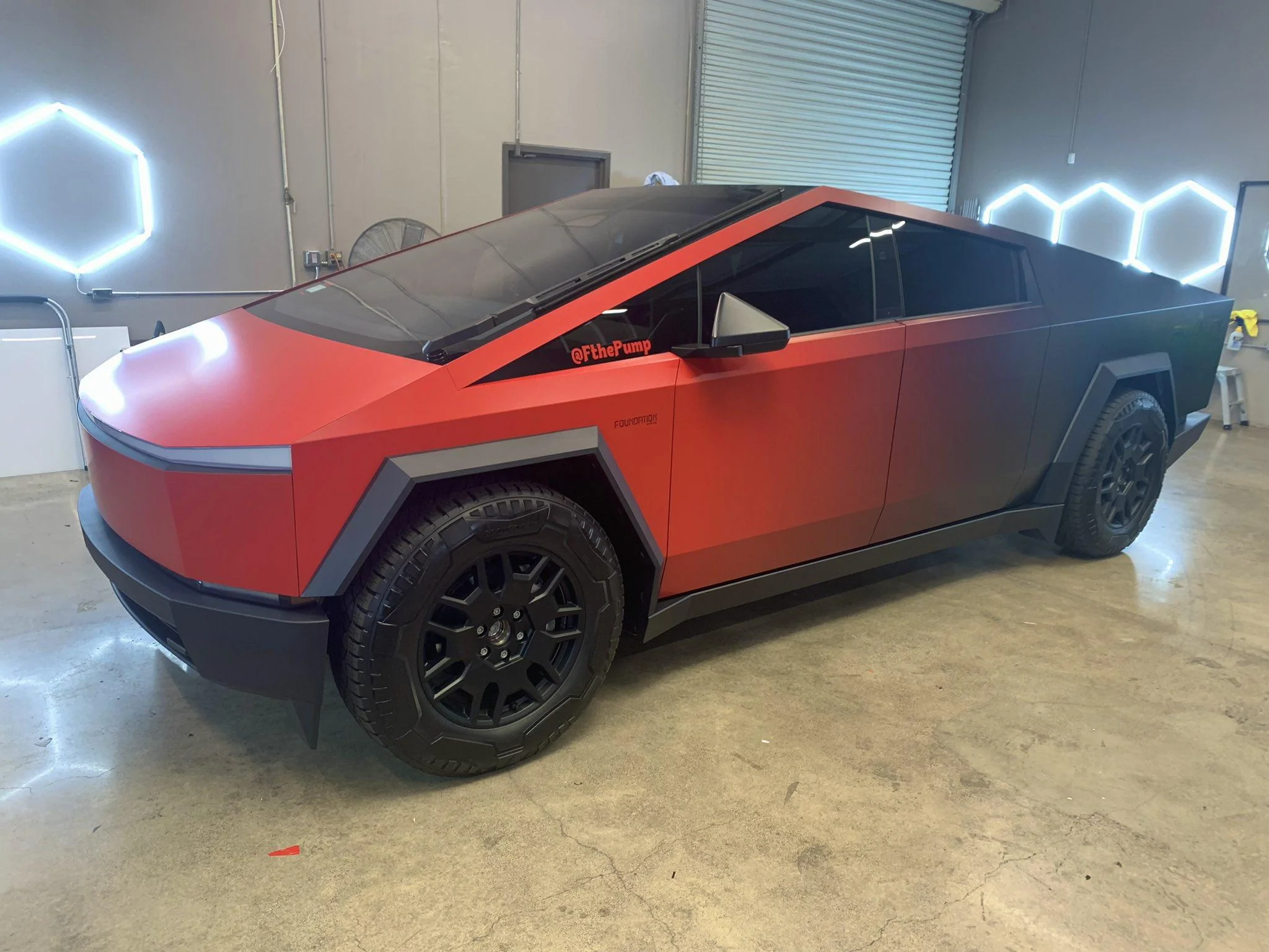 Tesla Roadster 2nd gen Two tone wrap Cybertruck - anyone yet? GGfksneagAAKRAQ