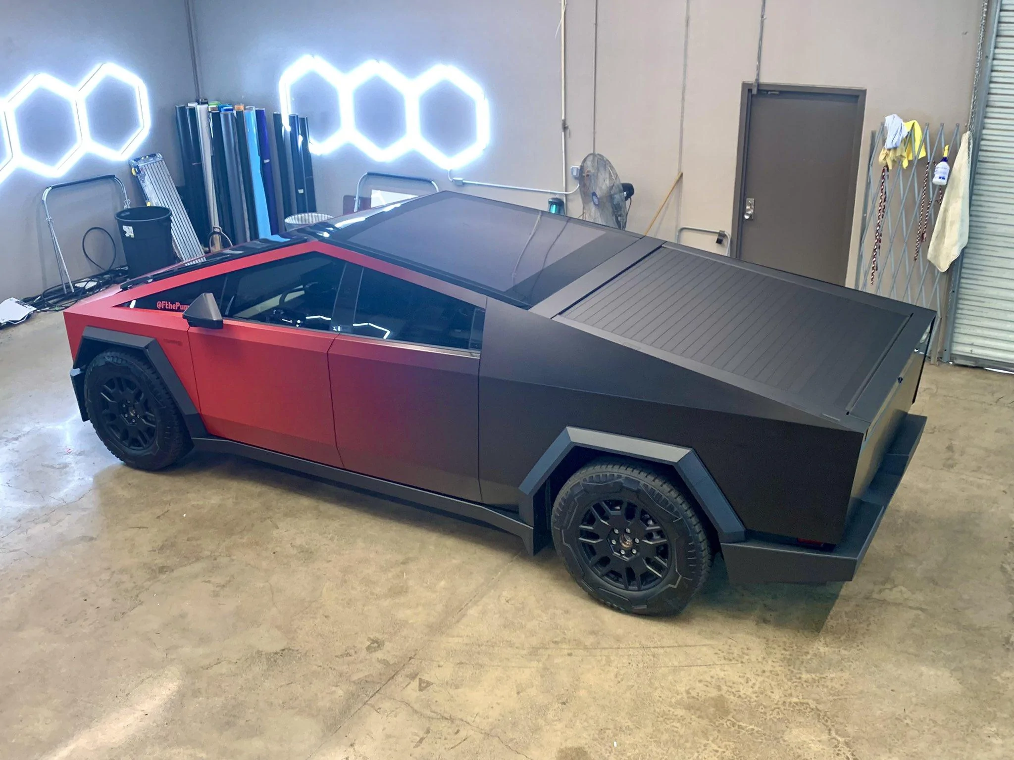 Tesla Roadster 2nd gen Two tone wrap Cybertruck - anyone yet? ggfksnna8aawoec-jpeg