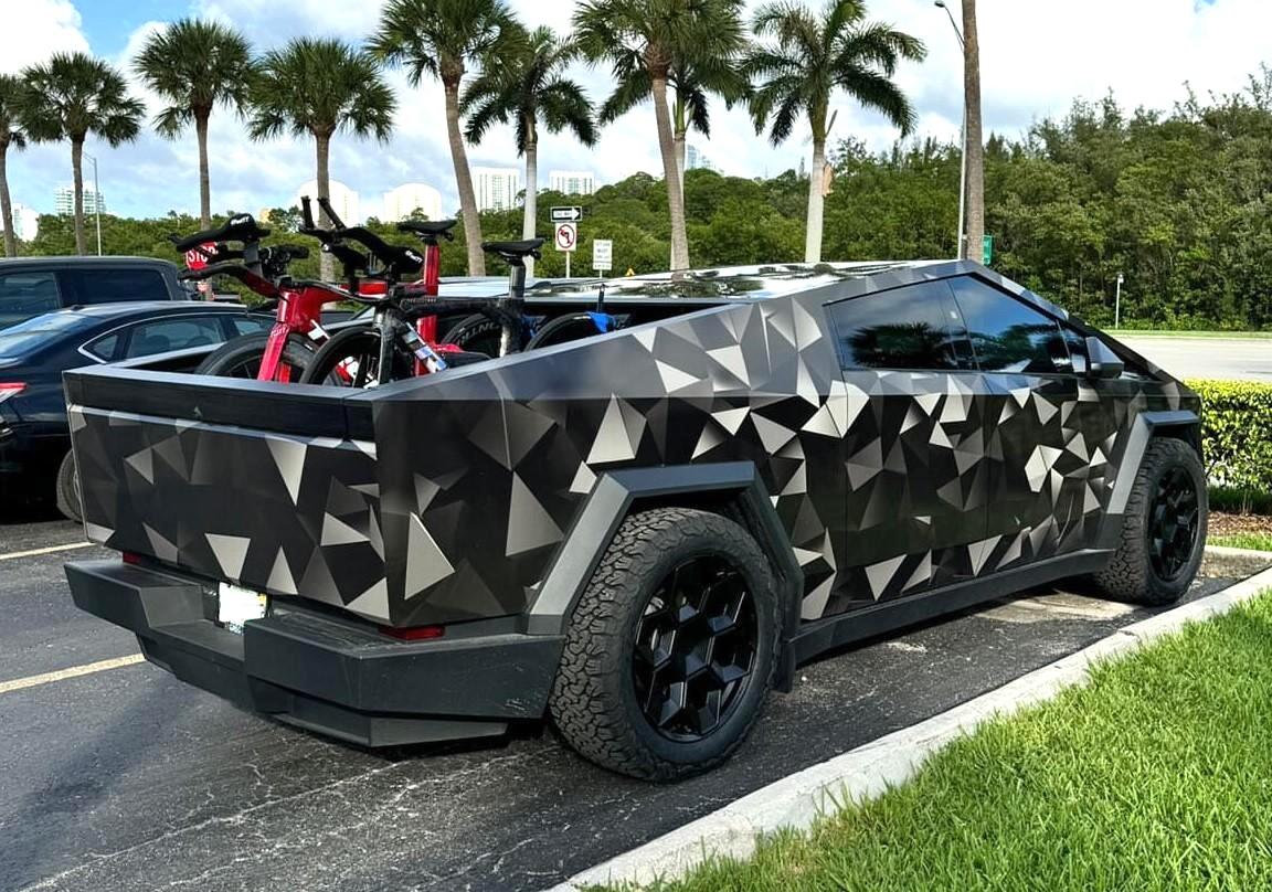 Tesla Roadster 2nd gen Unplugged Performance - 22" CYBRHEX Wheels & Modern Camo Wrap Image (5)