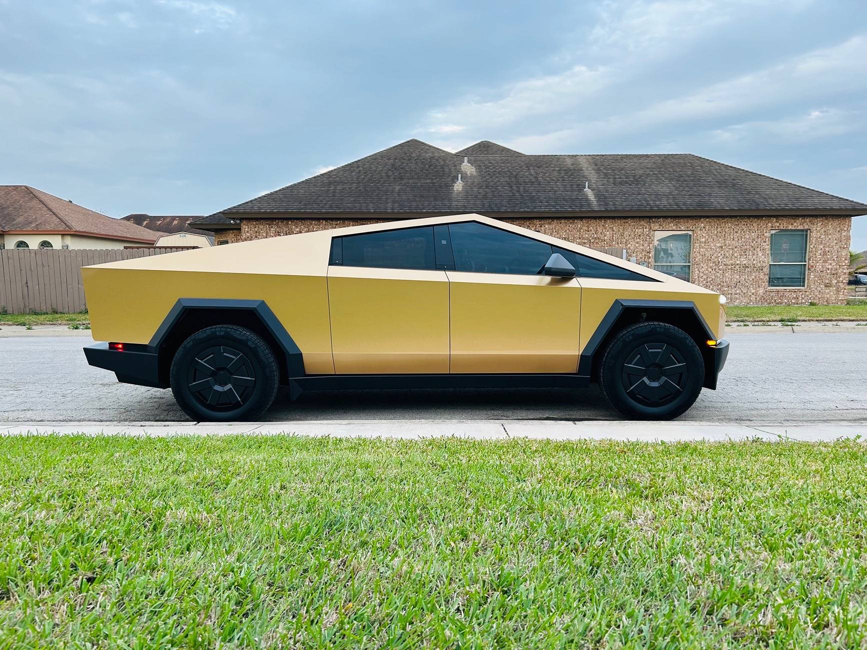 Tesla Cybertruck GOLD Vinyl Wrap & PPF Cybertruck -- Photos & Videos image6