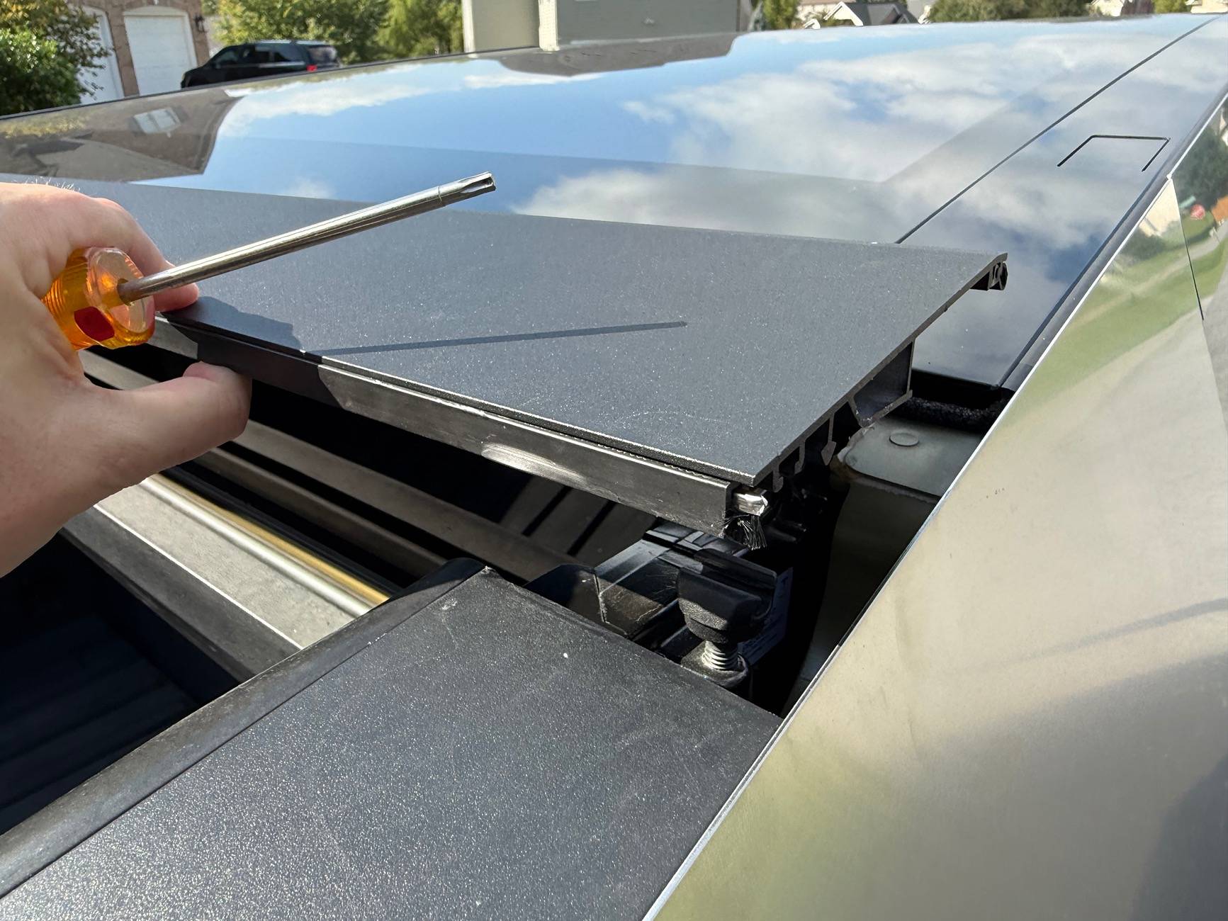 Tesla Roadster 2nd gen panel over tonneau cover came undone? IMG_0165