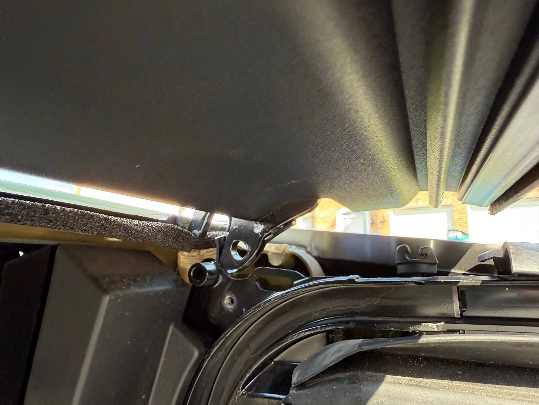 Tesla Roadster 2nd gen panel over tonneau cover came undone? IMG_0166
