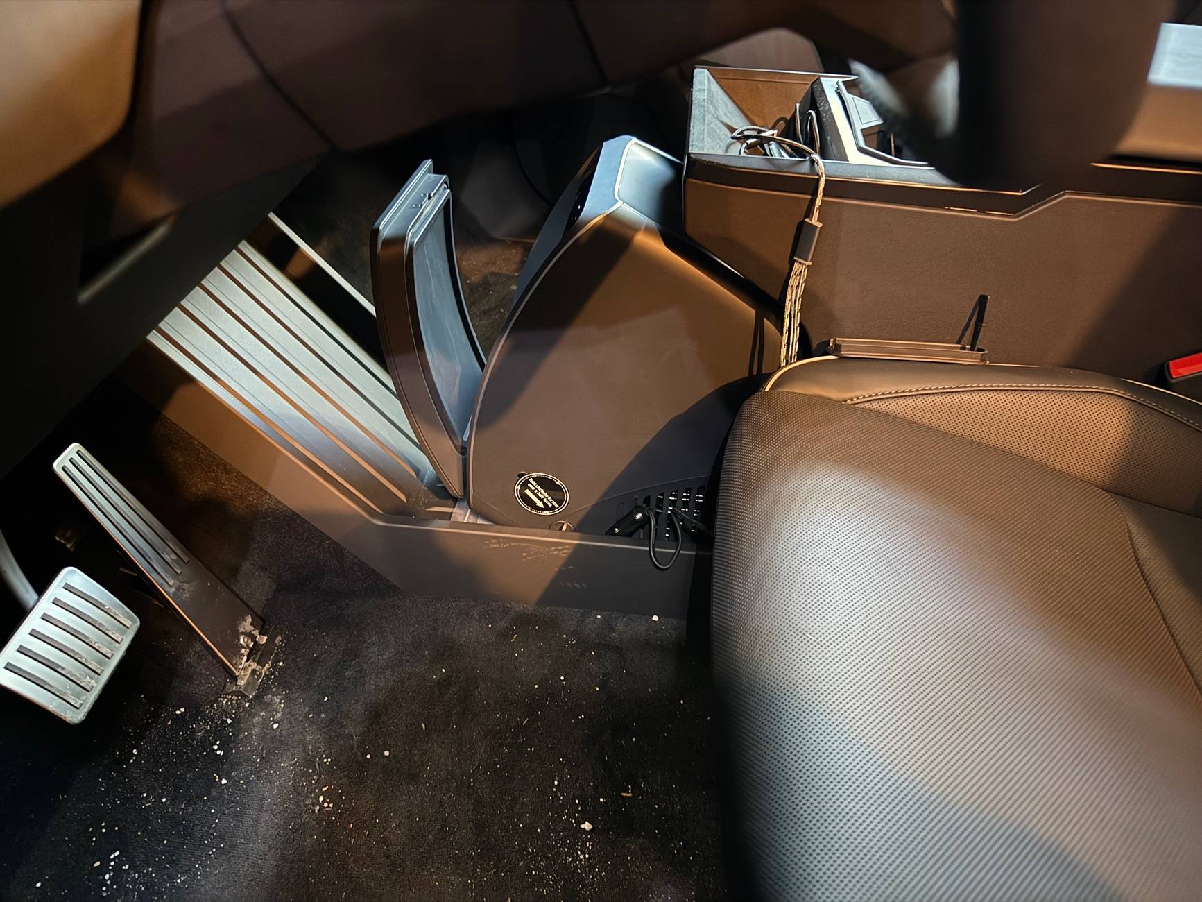 Tesla Roadster 2nd gen Small USB powered cooler for space in front of center console? IMG_0225