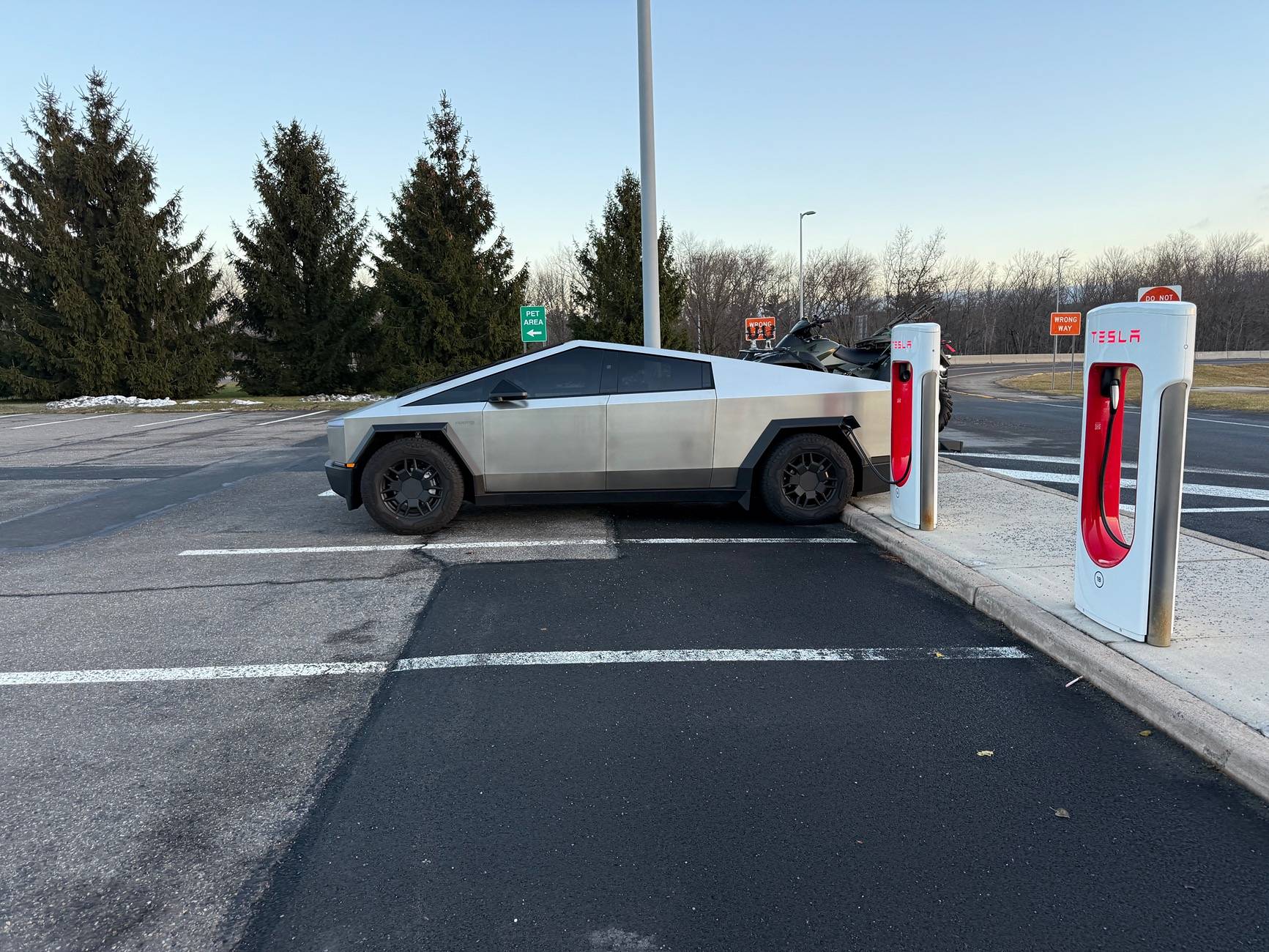 Tesla Cybertruck What did you do TO / WITH your Cybertruck today? 👨🏻‍🔧🧰🚿🛠 IMG_0347