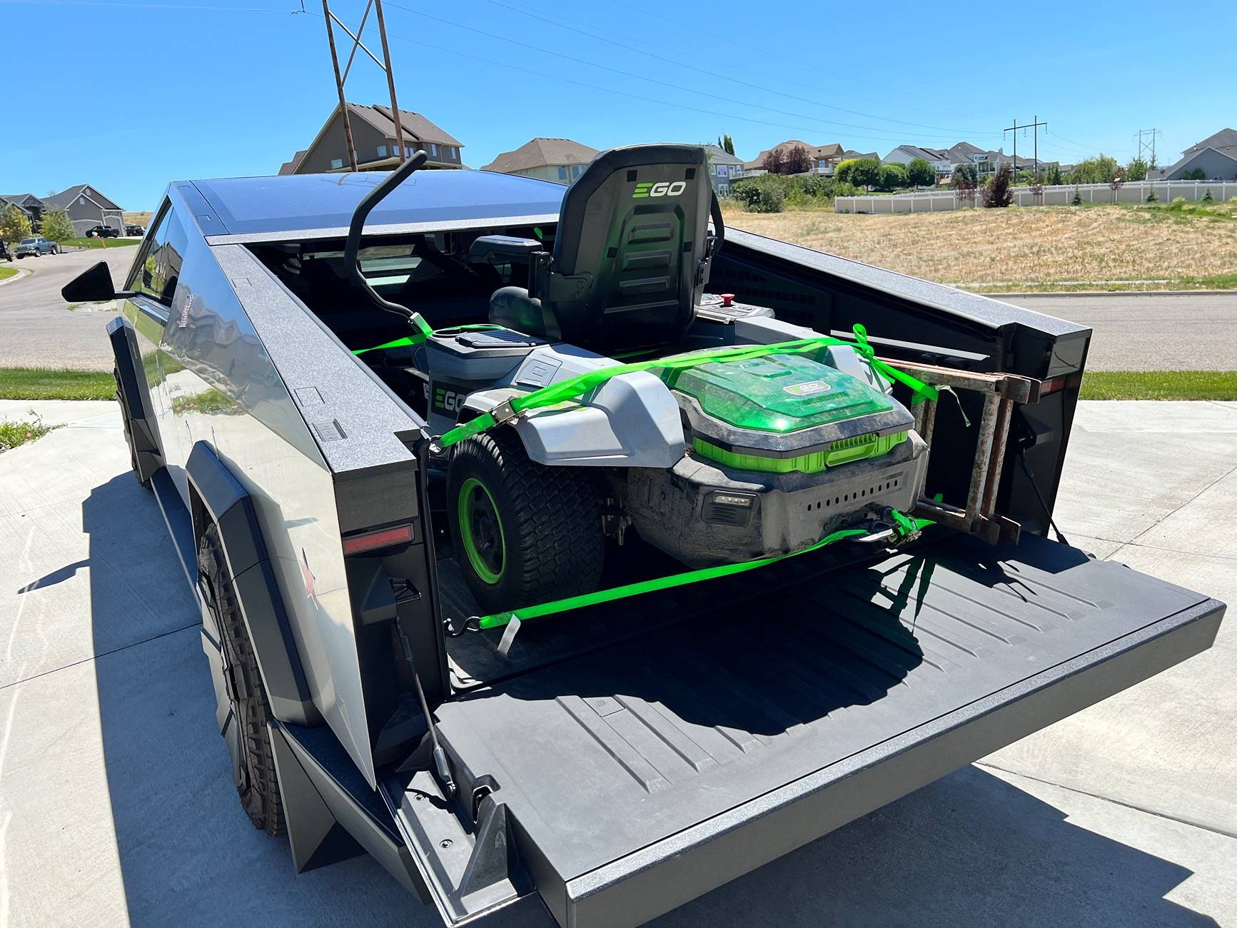 Tesla Cybertruck What Are You Hauling in your Cybertruck? 🦾 👷‍♂️ IMG_0593