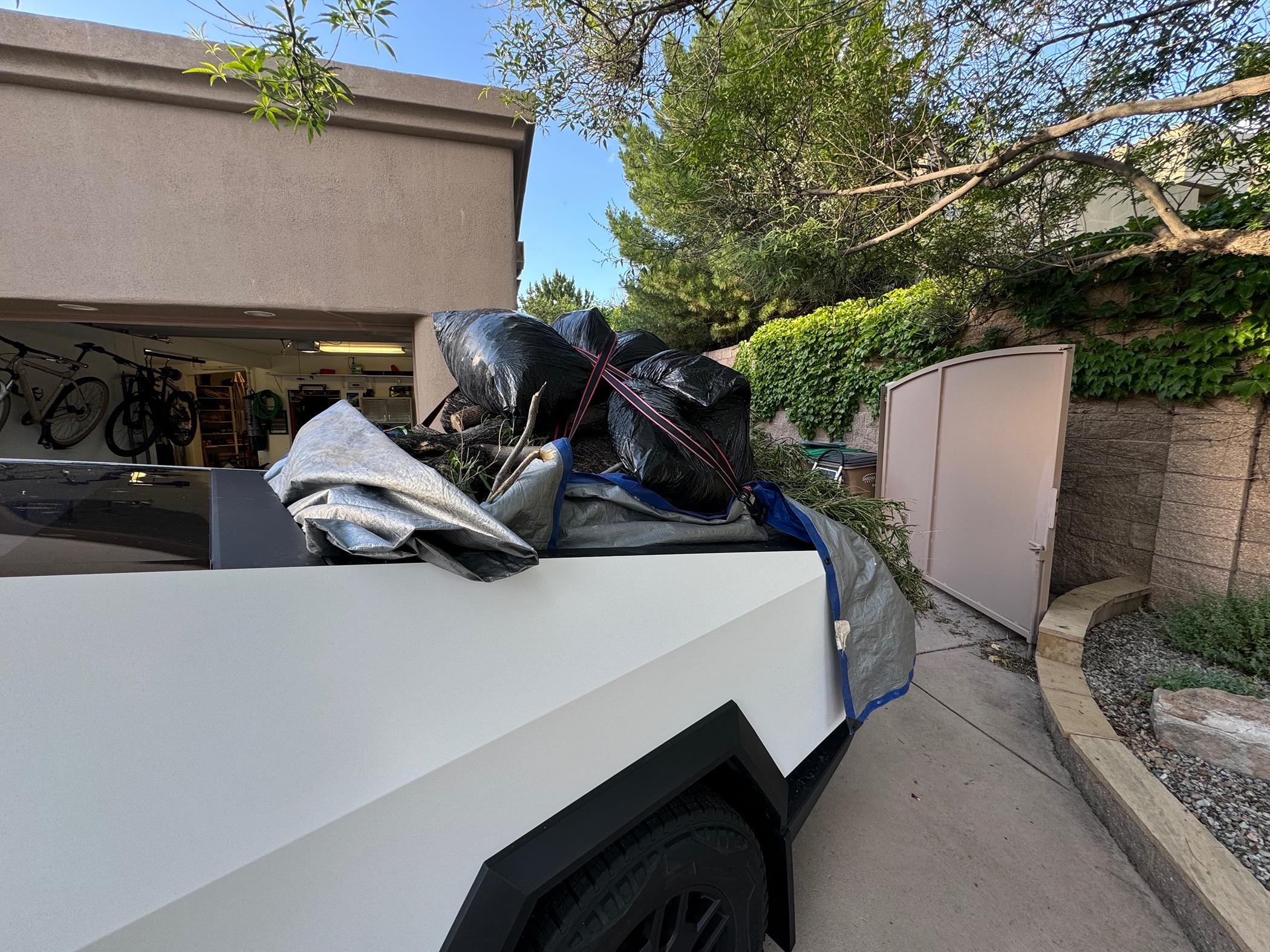 Tesla Cybertruck What Are You Hauling in your Cybertruck? 🦾 👷‍♂️ IMG_0610