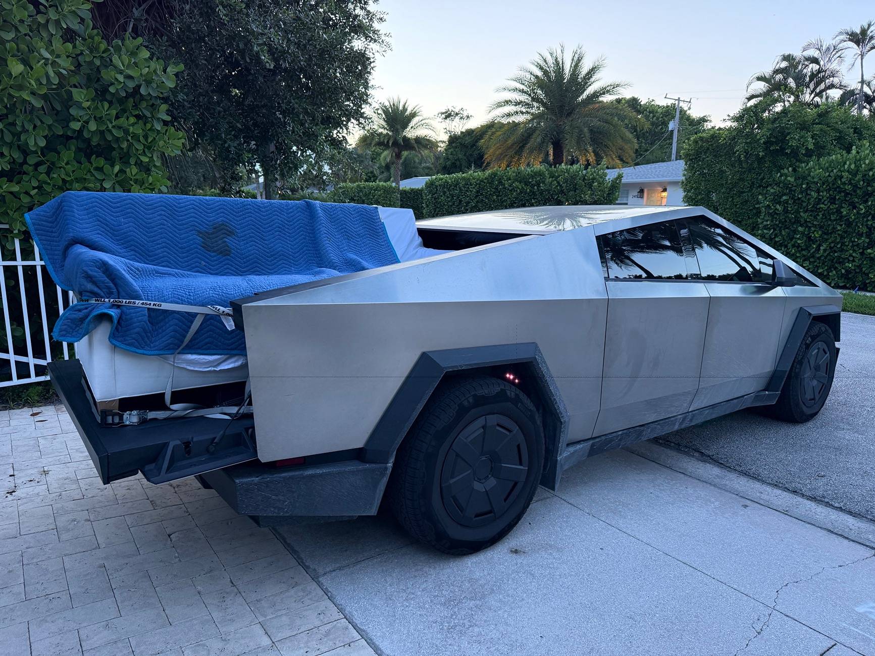 Tesla Cybertruck What did you do TO / WITH your Cybertruck today? 👨🏻‍🔧🧰🚿🛠 IMG_0614