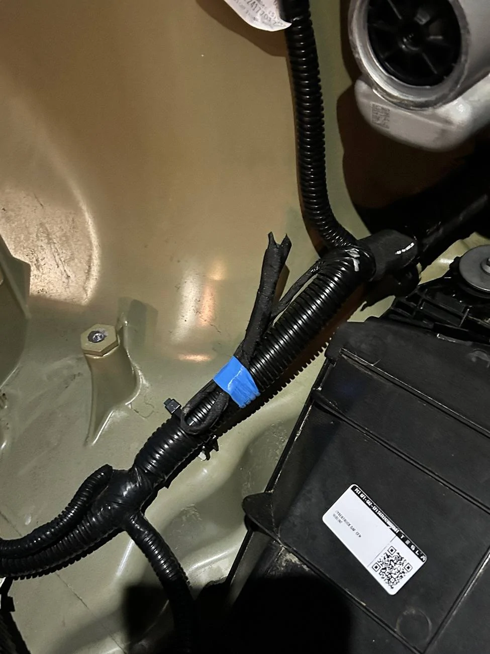 Tesla Roadster 2nd gen Tied off wire behind frunk - power source? IMG_1167