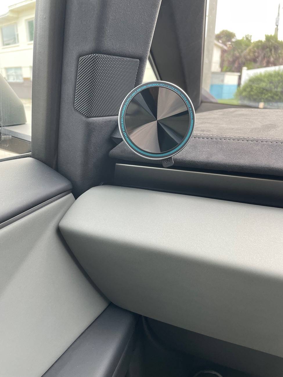Tesla Roadster 2nd gen Cybertruck telephone mount? IMG_1235