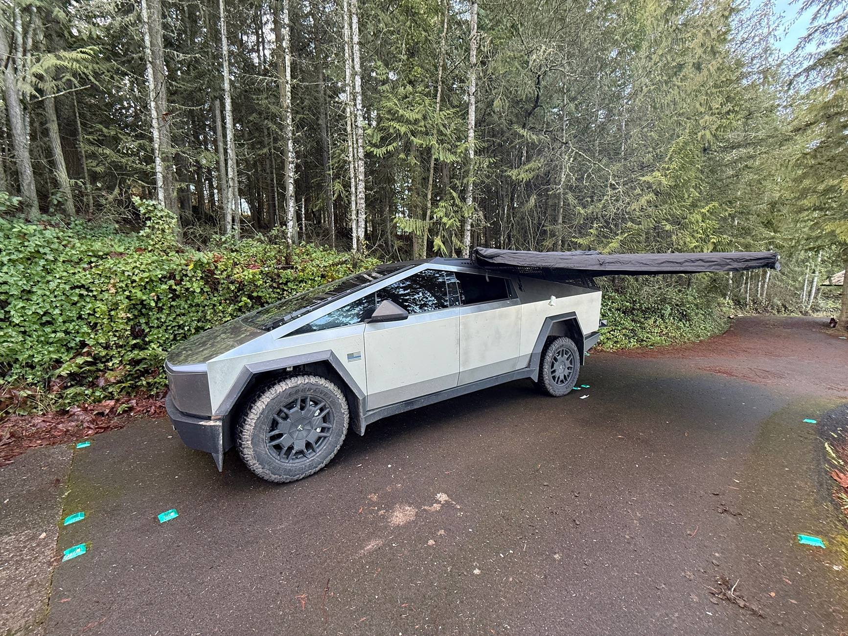 Tesla Cybertruck Urander bed rack and OEM light bar compatibility. IMG_1285