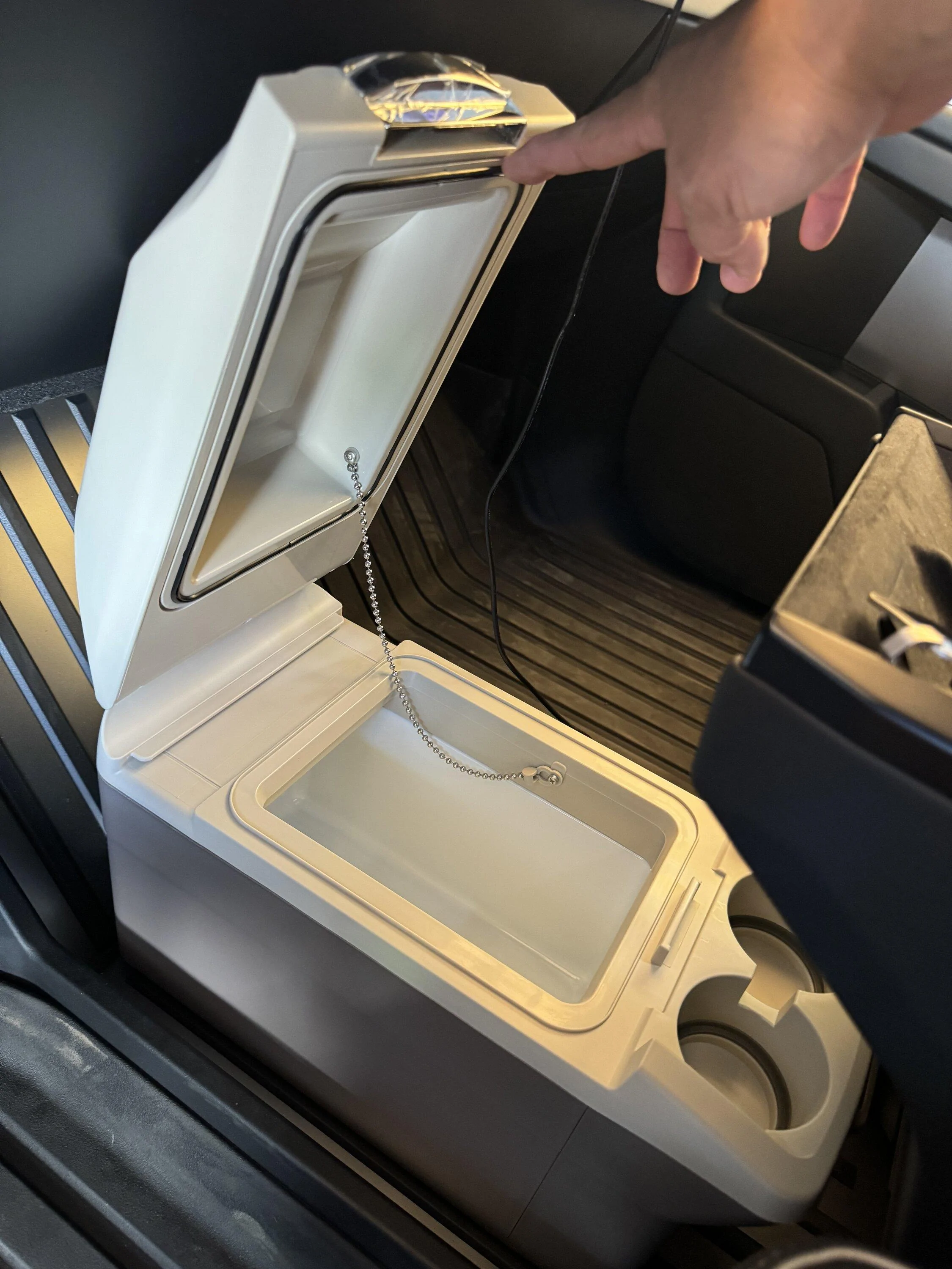 Tesla Roadster 2nd gen Prefect size electric cooler which can sit in the place under the display IMG_1468
