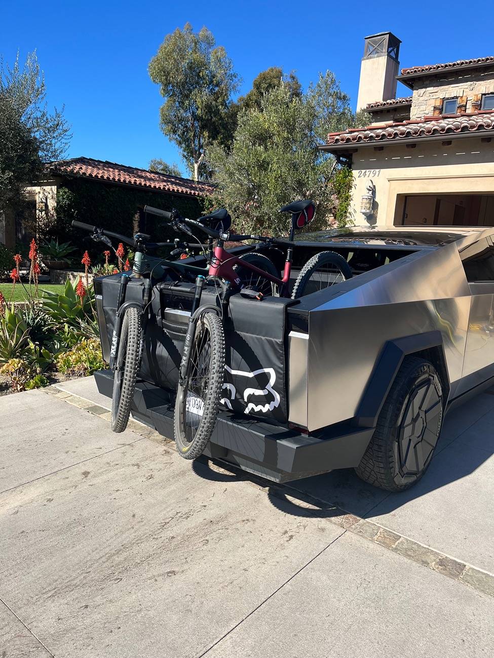 Tesla Roadster 2nd gen Tesla bike tailgate shield pad protector thingy. IMG_1580