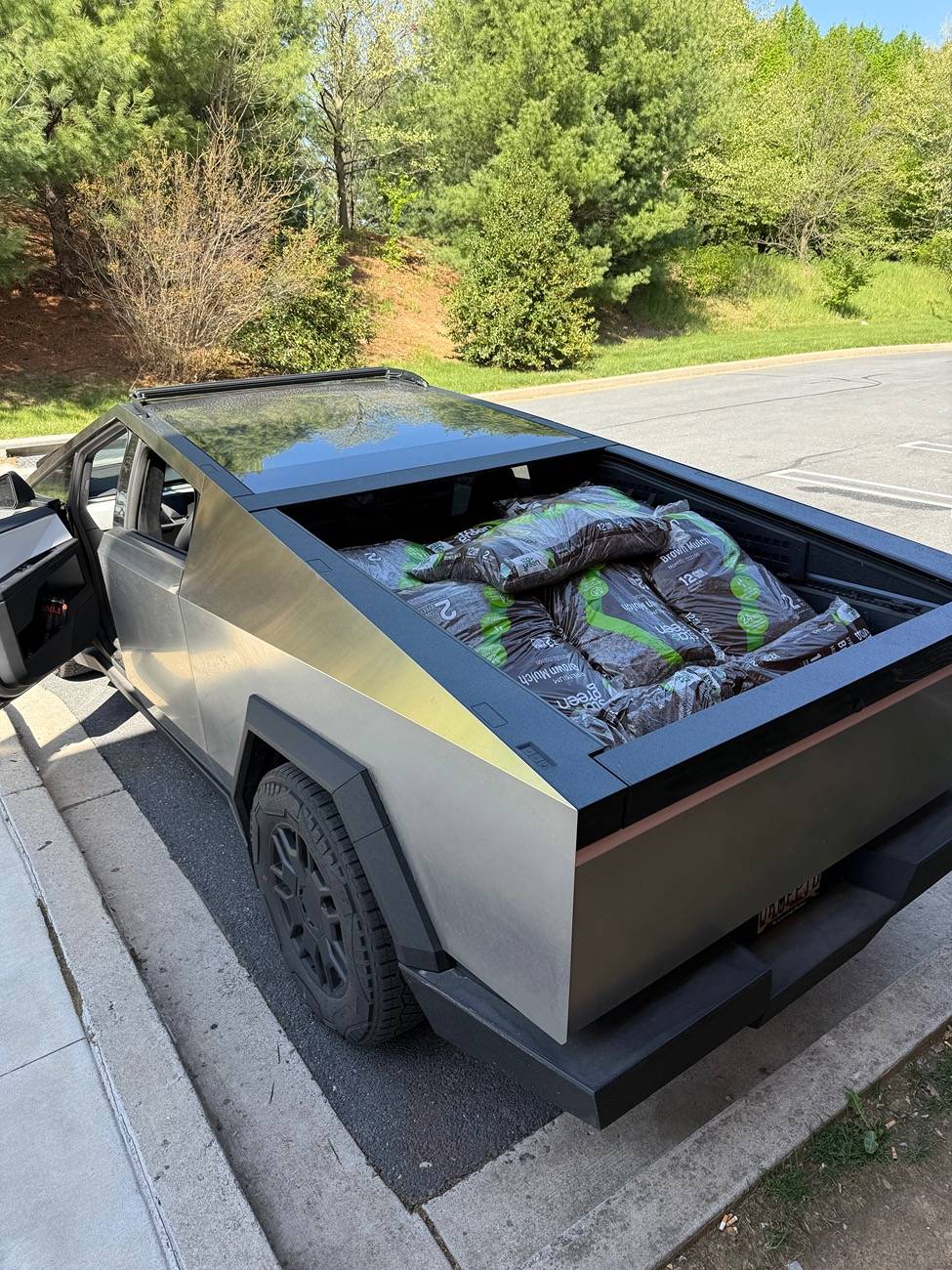 Tesla Cybertruck What did you do TO / WITH your Cybertruck today? 👨🏻‍🔧🧰🚿🛠 IMG_1700