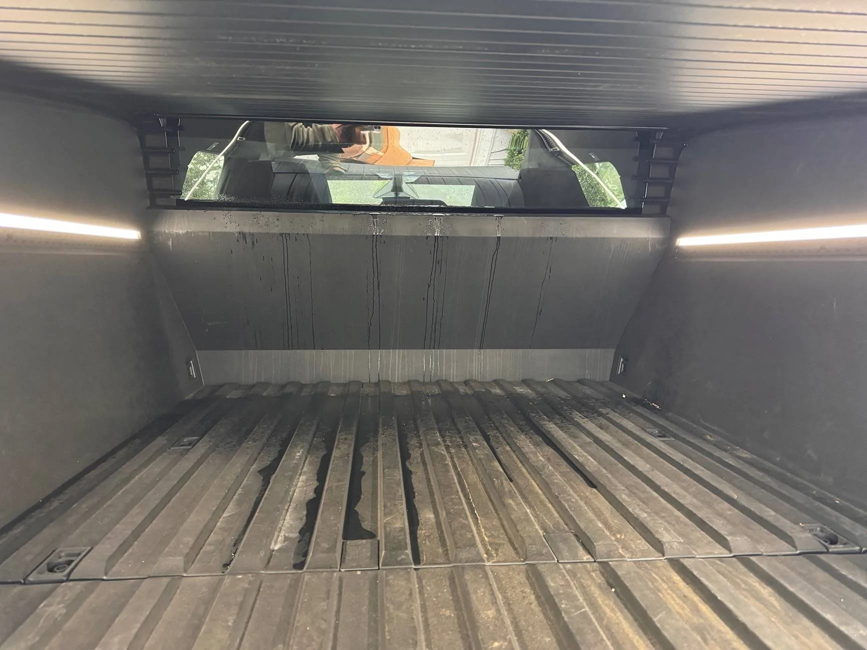 Tesla Roadster 2nd gen Vault cover question - missing piece? IMG_2118