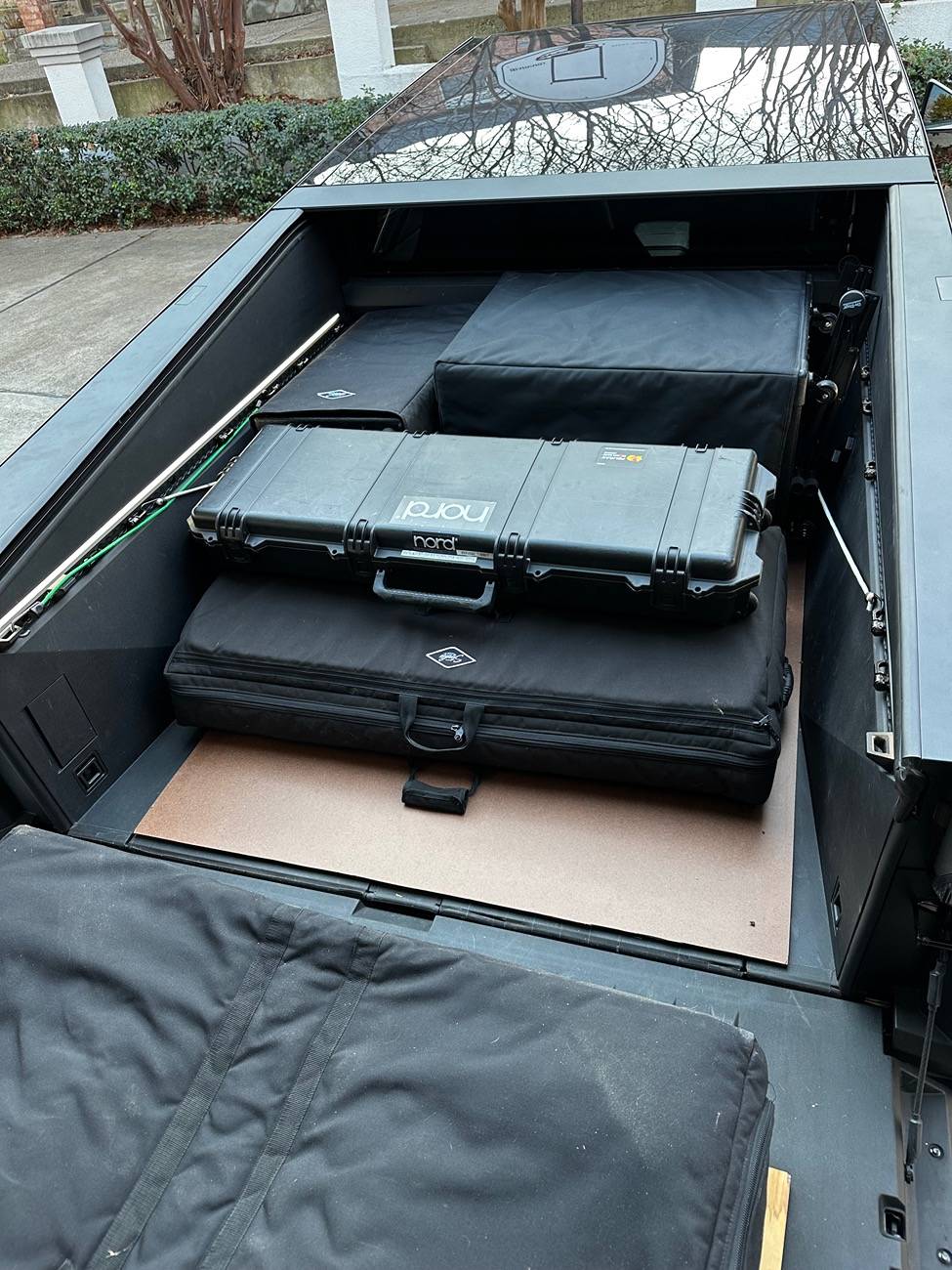 Tesla Cybertruck What Are You Hauling in your Cybertruck? 🦾 👷‍♂️ IMG_2148