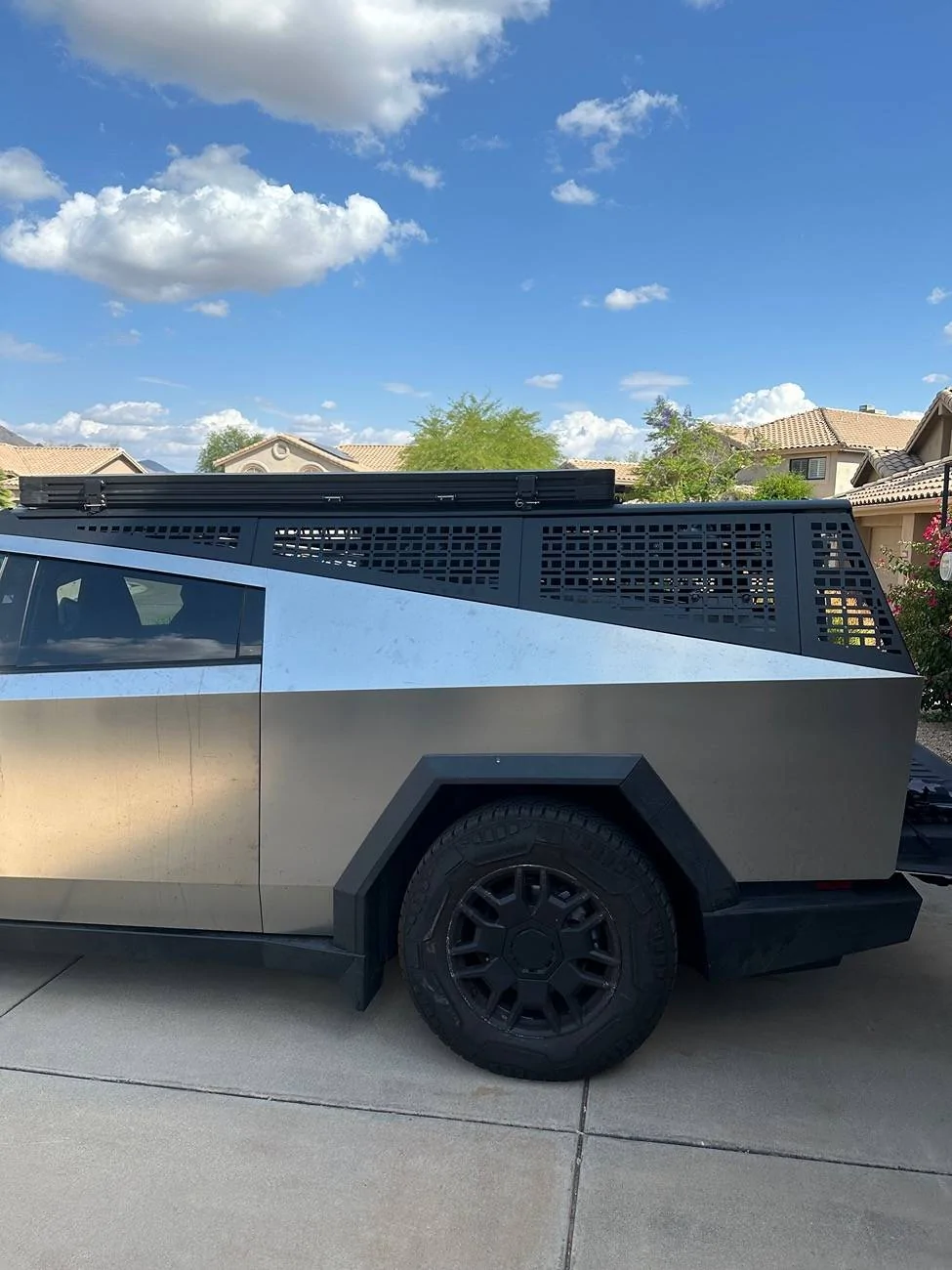 Tesla Roadster 2nd gen Mars Basecamp on a URANDER rack? IMG_2866
