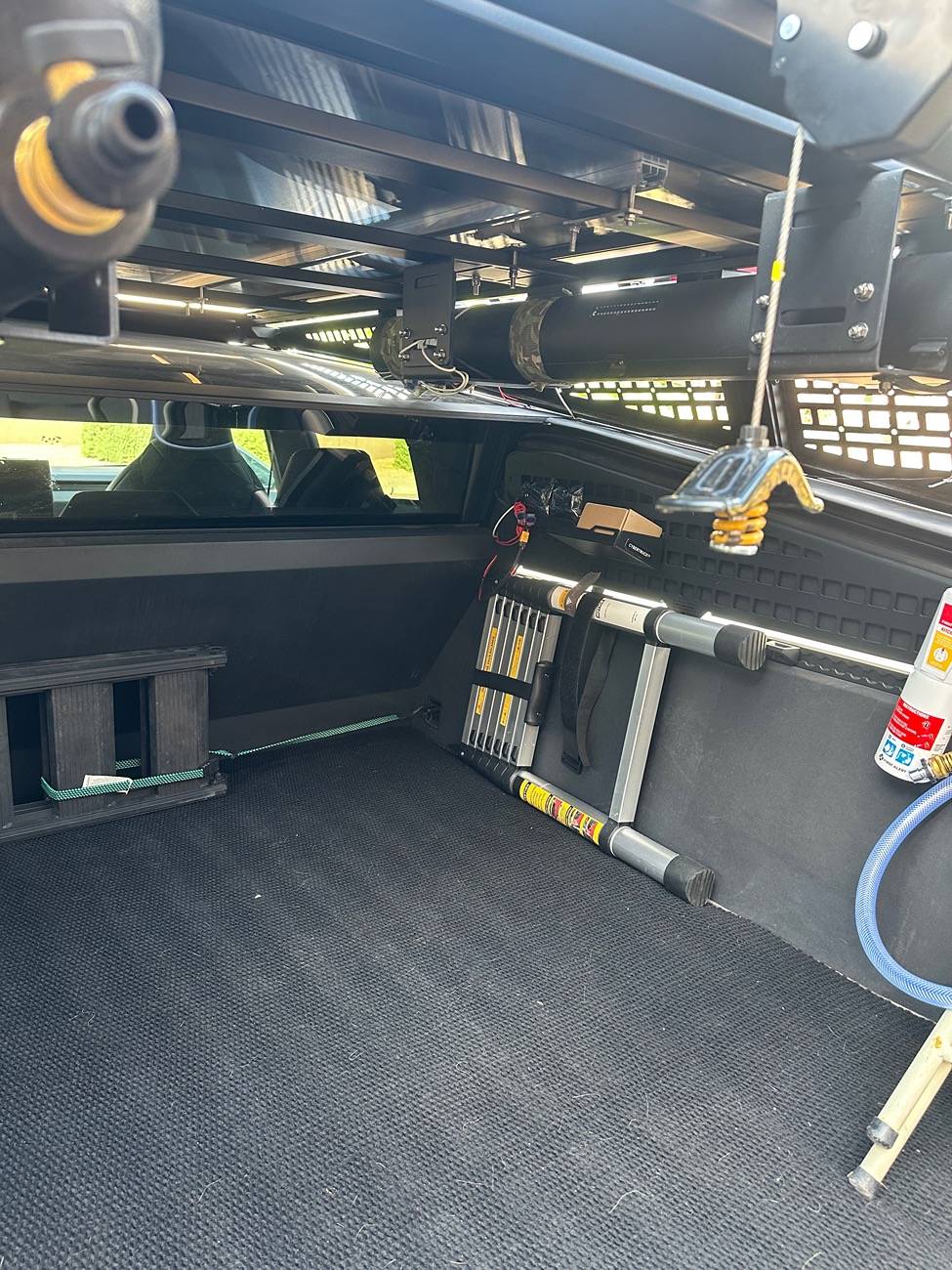 Tesla Roadster 2nd gen Mars Basecamp on a URANDER rack? IMG_2874