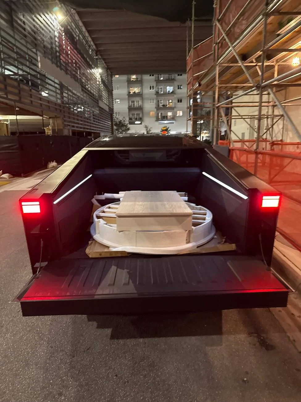 Tesla Cybertruck What did you do TO / WITH your Cybertruck today? 👨🏻‍🔧🧰🚿🛠 IMG_3200