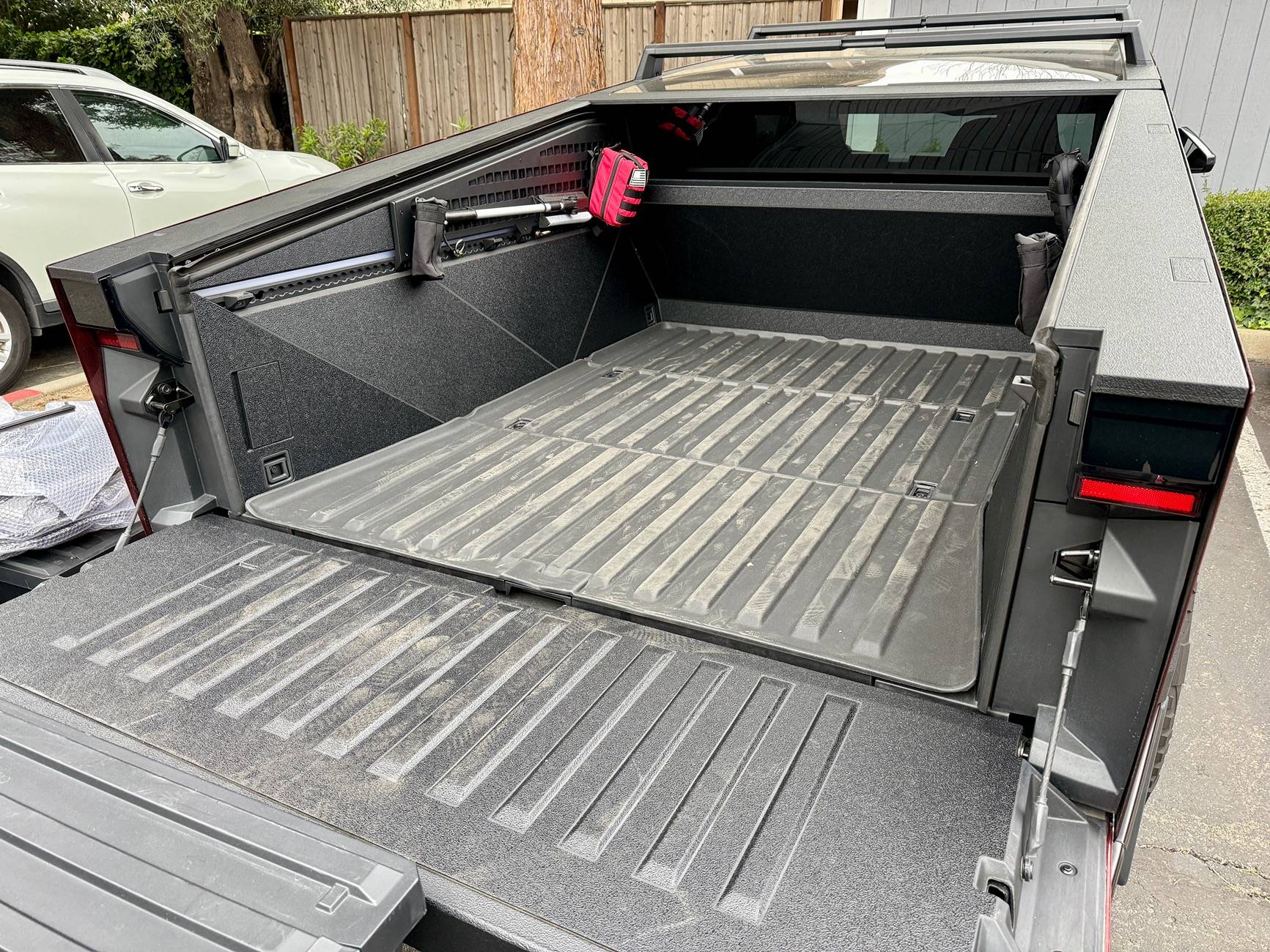 Tesla Roadster 2nd gen [Installed Pics] Vinyl Armor for Vault Walls and Tailgate IMG_3315