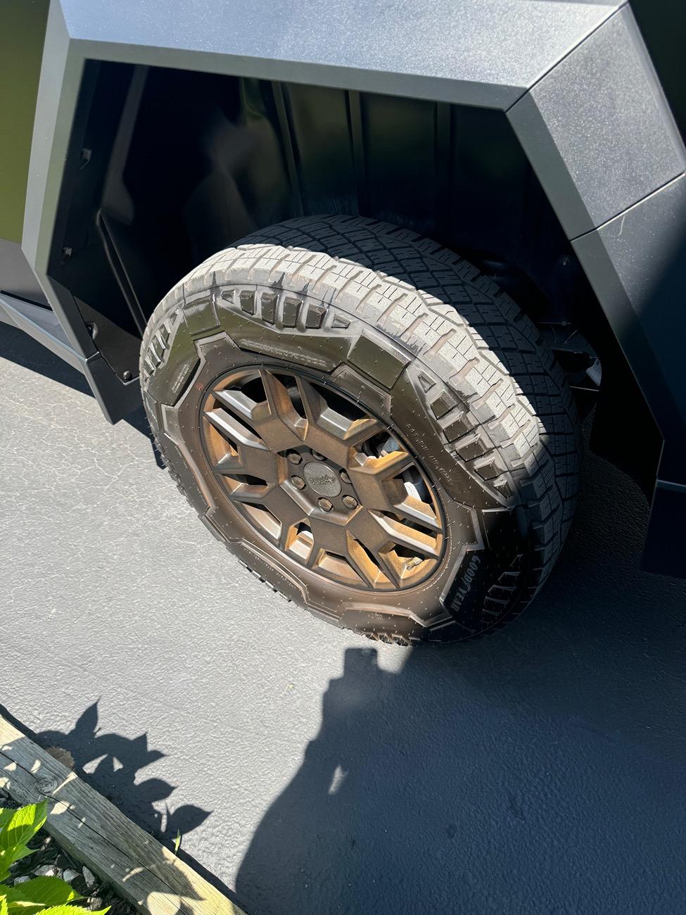 Tesla Roadster 2nd gen Brake Dust on Rear Tires? IMG_3449