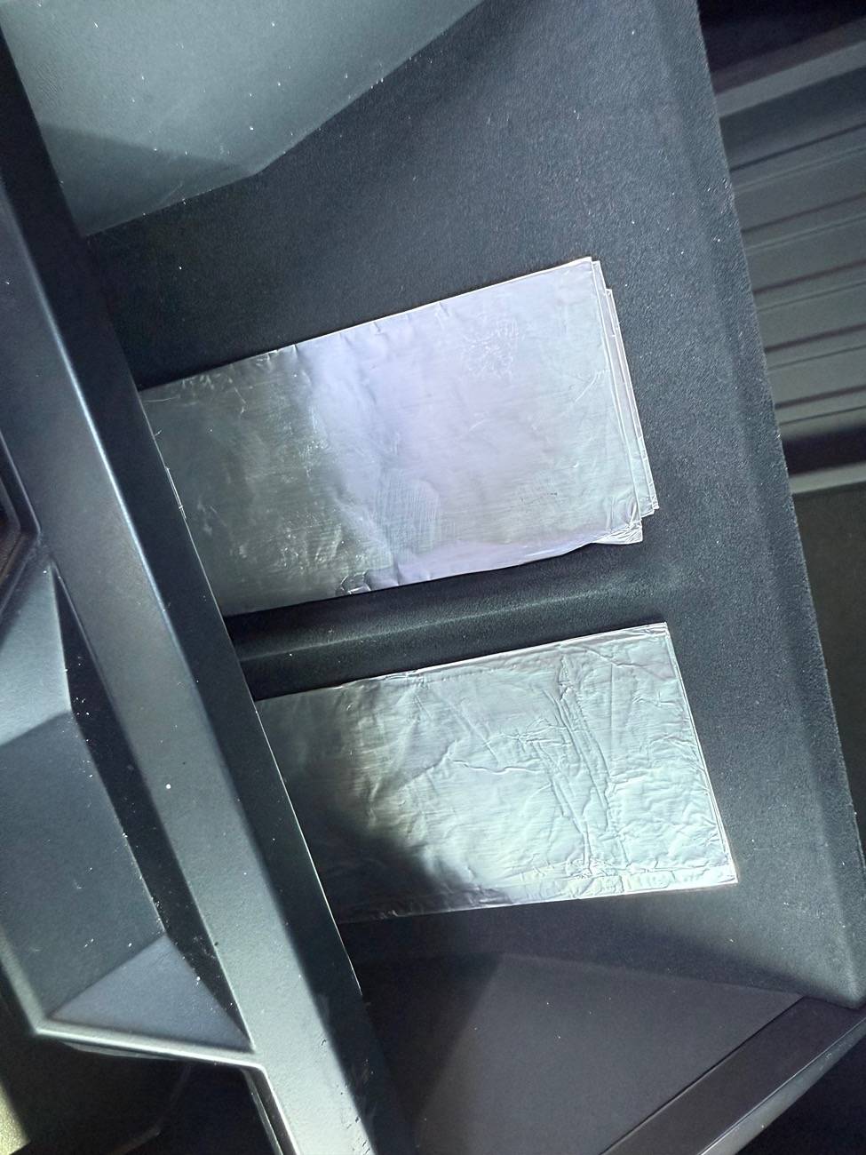 Tesla Cybertruck Phone gets sooo hot with wireless charging IMG_4294